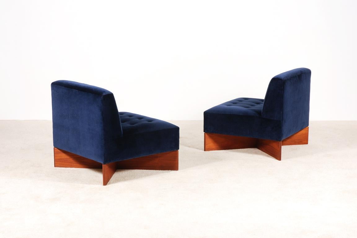 Pair of easy chairs model Capitole designed by the French designer Pierre Guariche.
Minvielle edition, France, circa 1960.
Base in teak veneer.
Newly upholstered with a premium quality Raf Simons Velvet fabric by Kvadrat.
Excellent