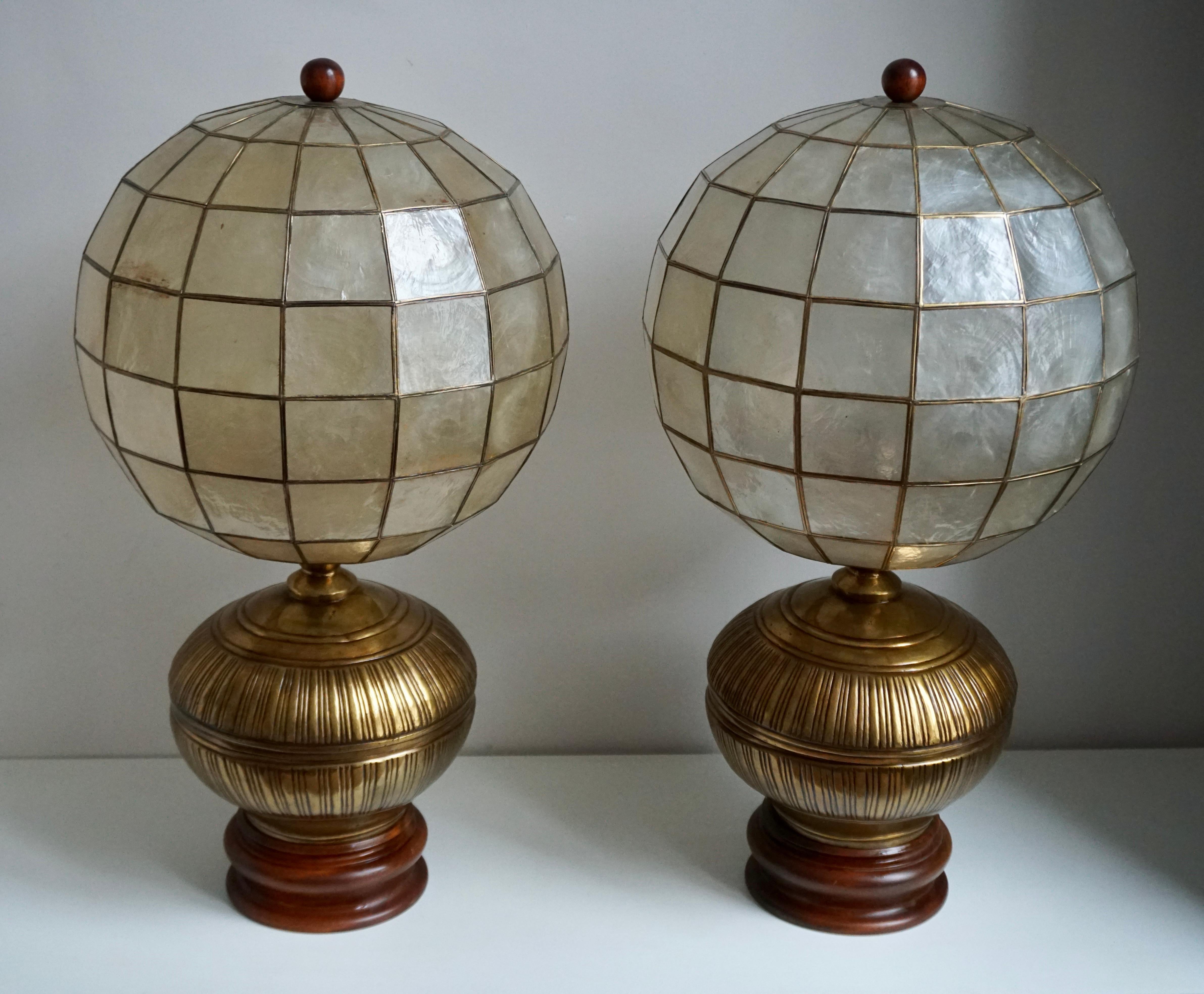 A pair of elegant vintage capiz shell table lamps with copper and wooden base.
Perfect working condition and each uses a max. 60 watts light bulb.

Measures: Height 66 cm.
Diameter 35 cm.