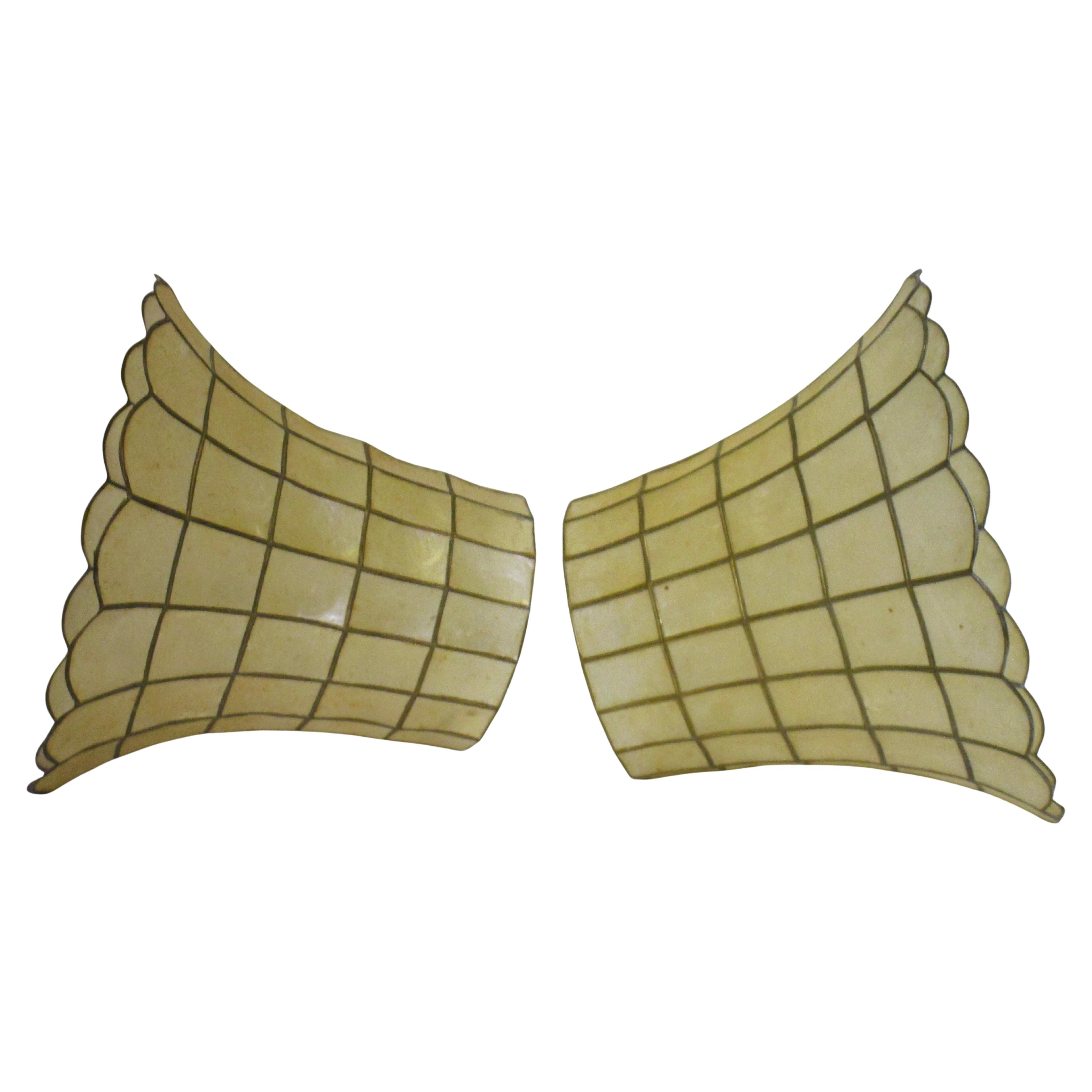 Paire d'abat-jour en forme de cloche à fond festonné en coquillage de capiz, dans un état général vintage original et joliment vieilli. Circa 1960 Mesure 12