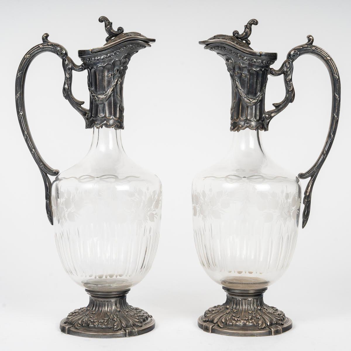 Pareja de garrafas y aguamaniles de cristal tallado y metal plateado, finales del siglo XIX o principios del XX.

Pareja de aguamaniles y decantadores de cristal tallado y metal plateado estilo Napoleón III, siglo XIX o principios del XX.
Alto: 30