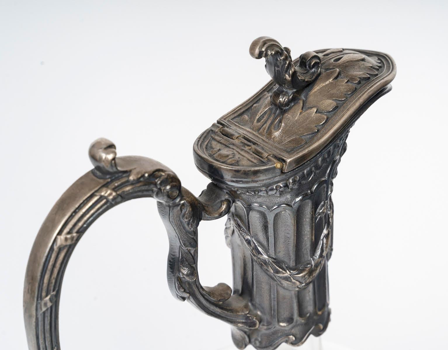 Pareja de Garrafas y Aguamaniles de Cristal Tallado y Metal Plateado, Estilo Napoleón III. siglo XIX en venta