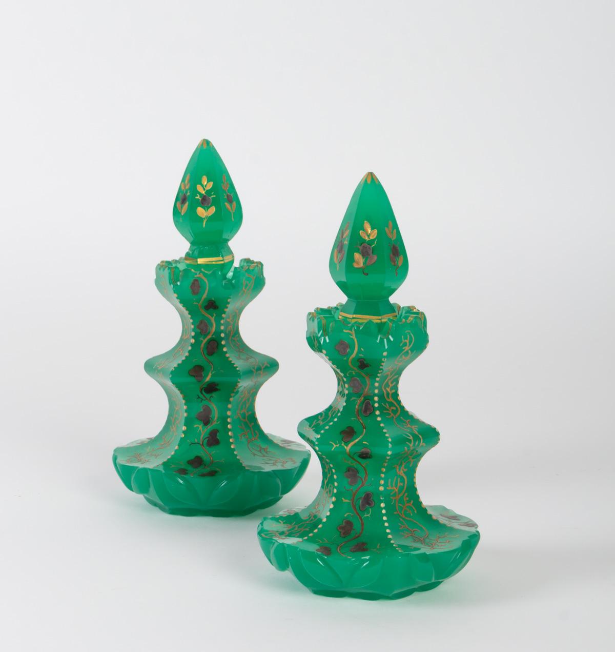 Pair of carafes with their corks, green opaline and gold enamel, Napoleon III, 19th century, small chip on the cork
Measures: H 17cm, D 10cm.