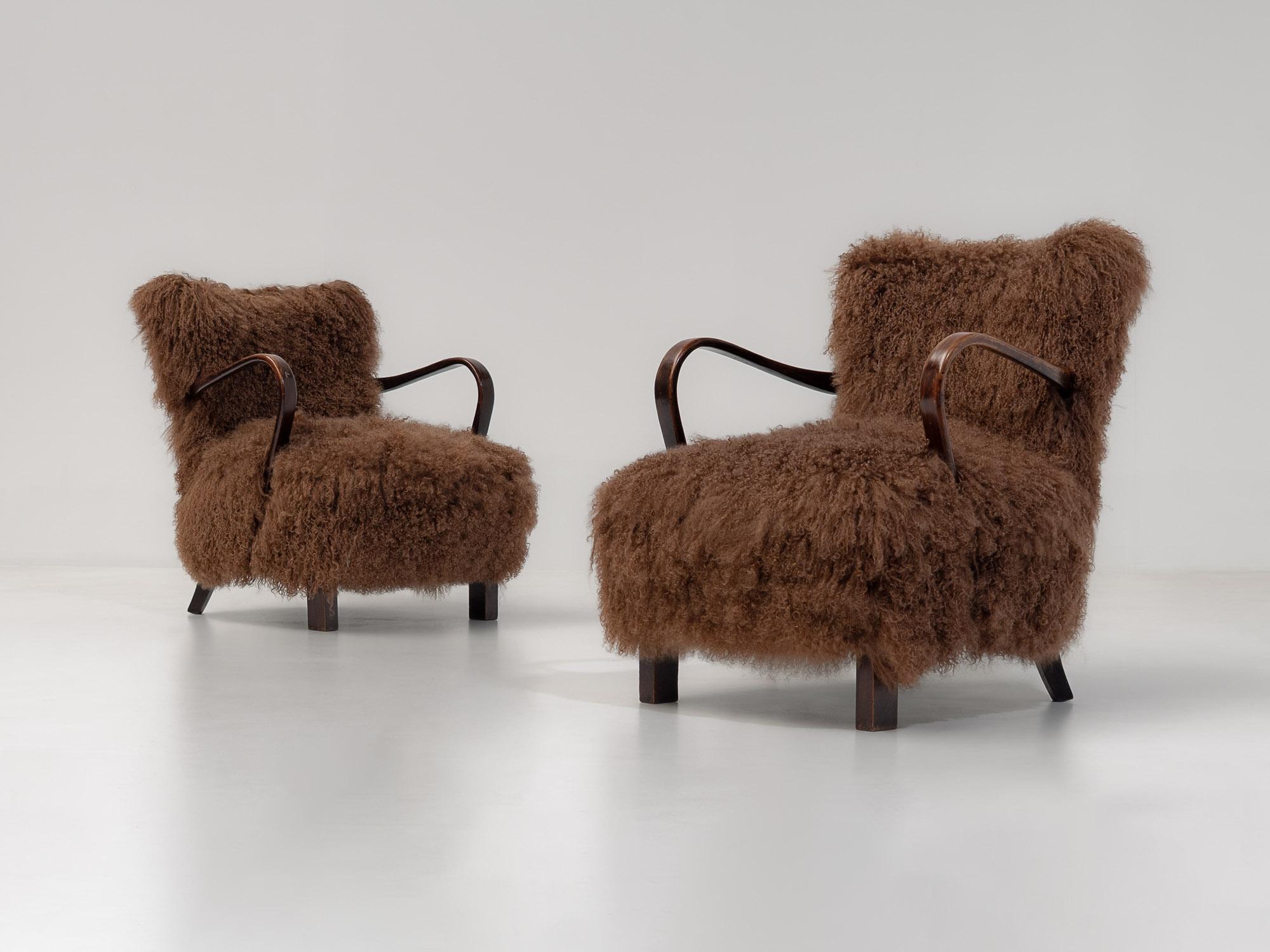 Stunning pair of cosy Scandinavian art deco armchairs, crafted in the 20th century, 1950s, goat hide, longhair sheepskin, modernism, organic modern, Tibetan wool chair

These vintage lounge chairs balance comfort and character in a really effortless