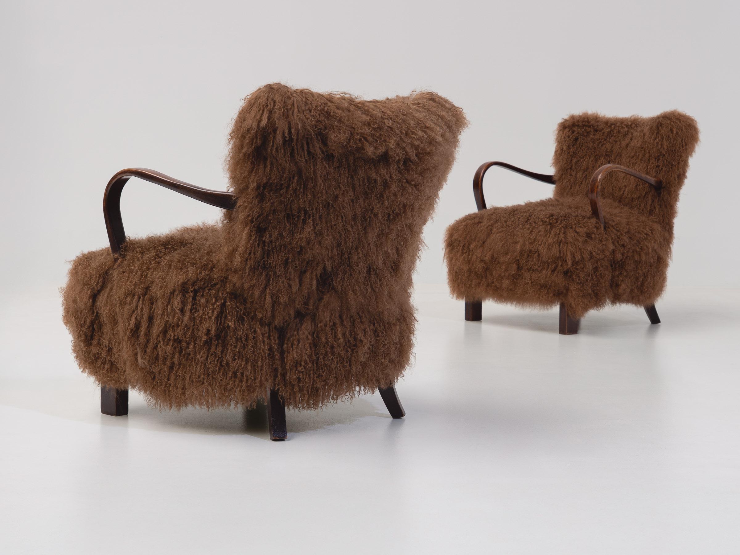 Pair of Caramel Scandinavian Art Deco Armchairs in Mongolian Sheepskin, 1950s In Good Condition For Sale In Aartselaar, BE