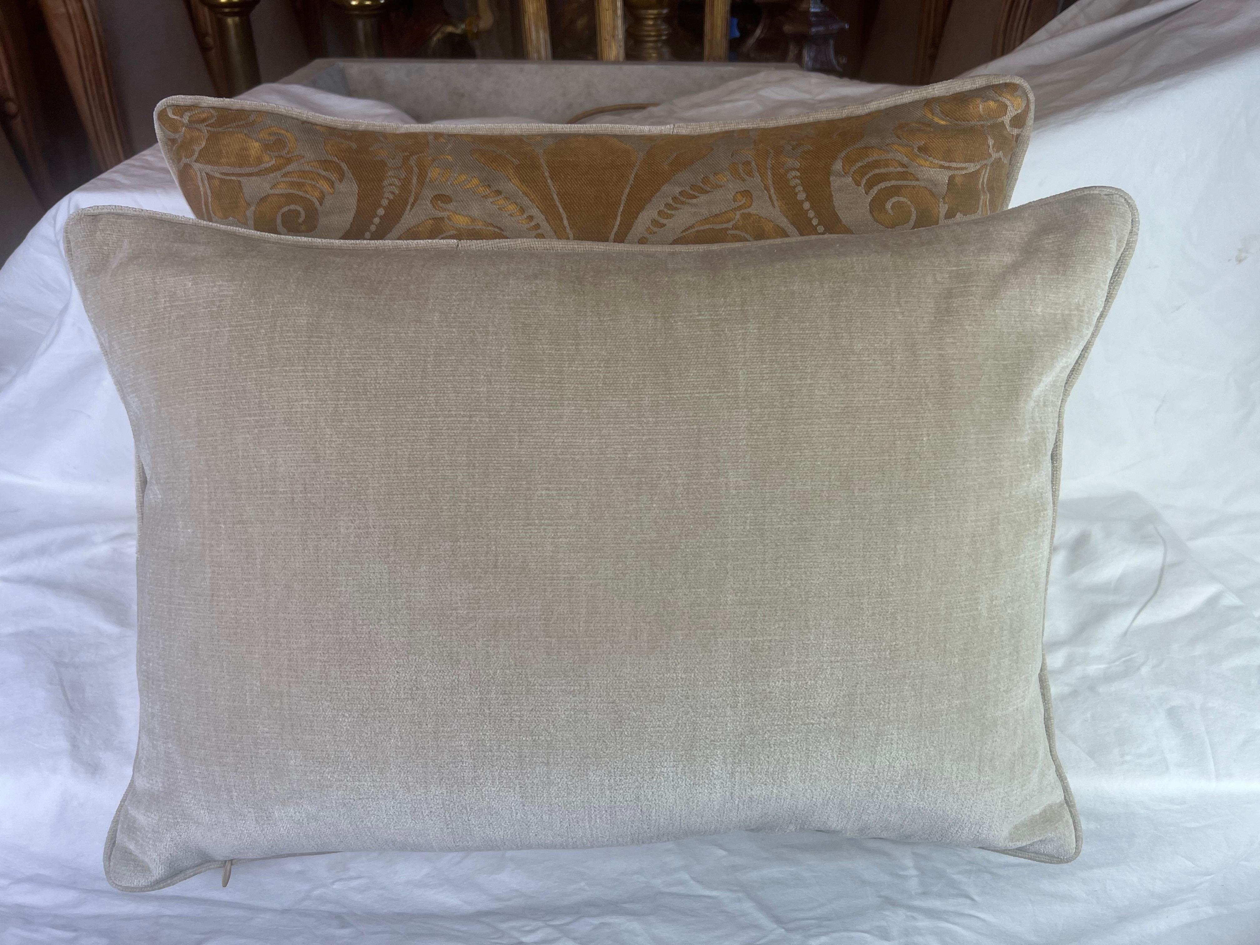 20th Century Pair of Caravaggio Patterned Fortuny Textile Pillows For Sale