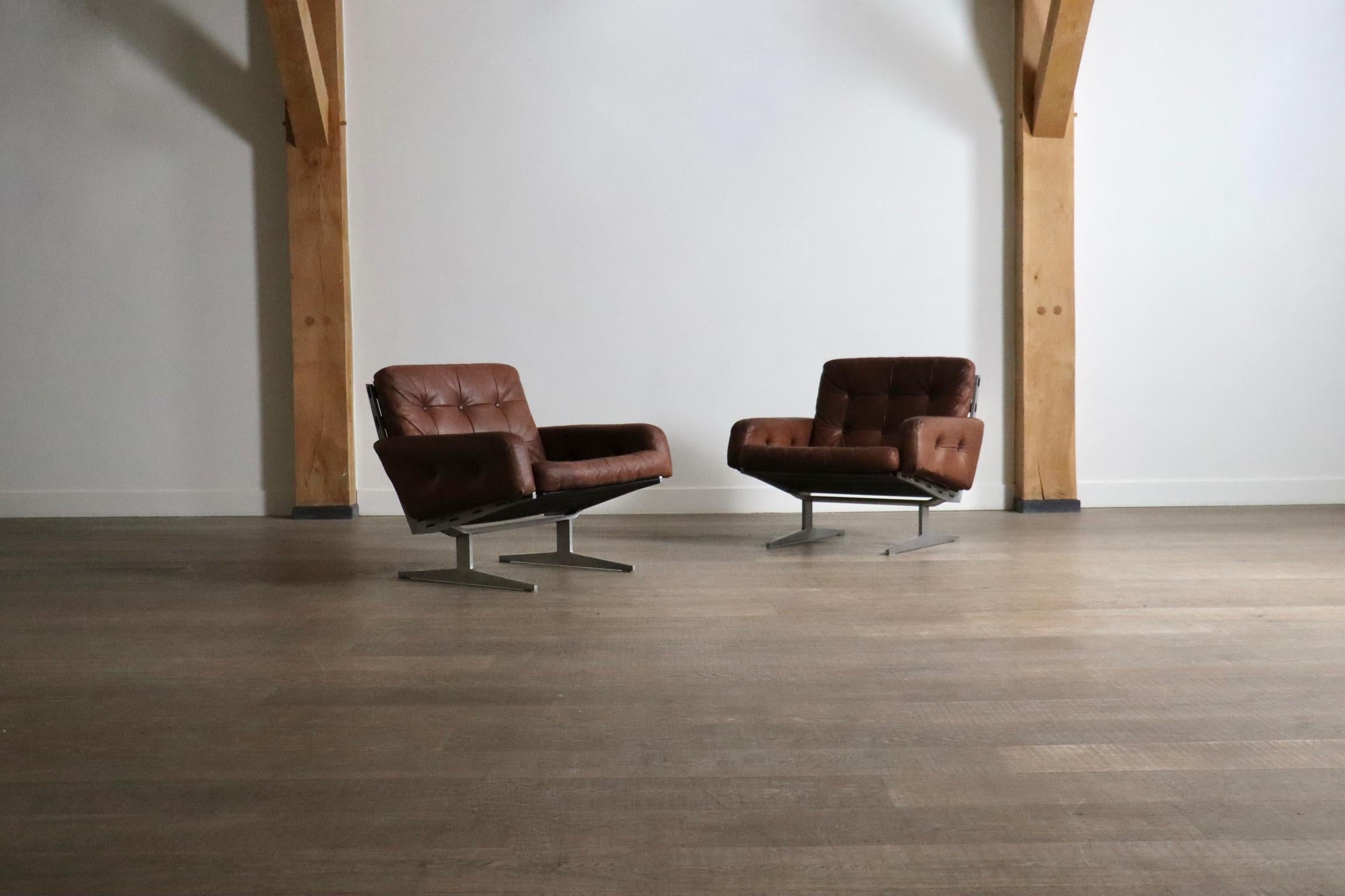 Magnifique paire de chaises longues Caravelle en cuir marron conçues par Paul Leidersdorff et fabriquées par A. Leidersdorffsen A/S, Danemark, 1965.

Ce rare fauteuil moderne danois présente une structure slipper en aluminium massif avec une assise