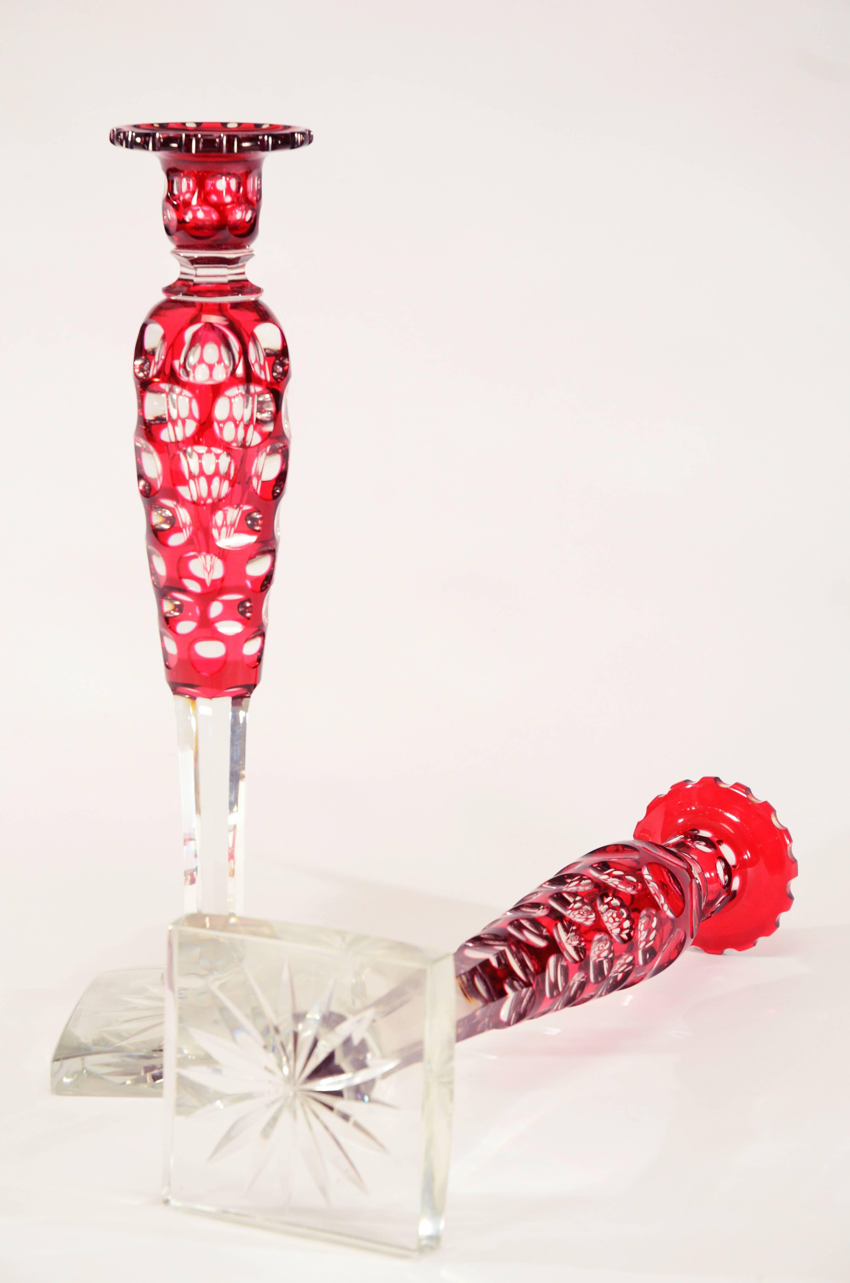Cristal Paire de bougeoirs monumentaux Carder Steuben à revêtement rouge et découpes transparentes en vente