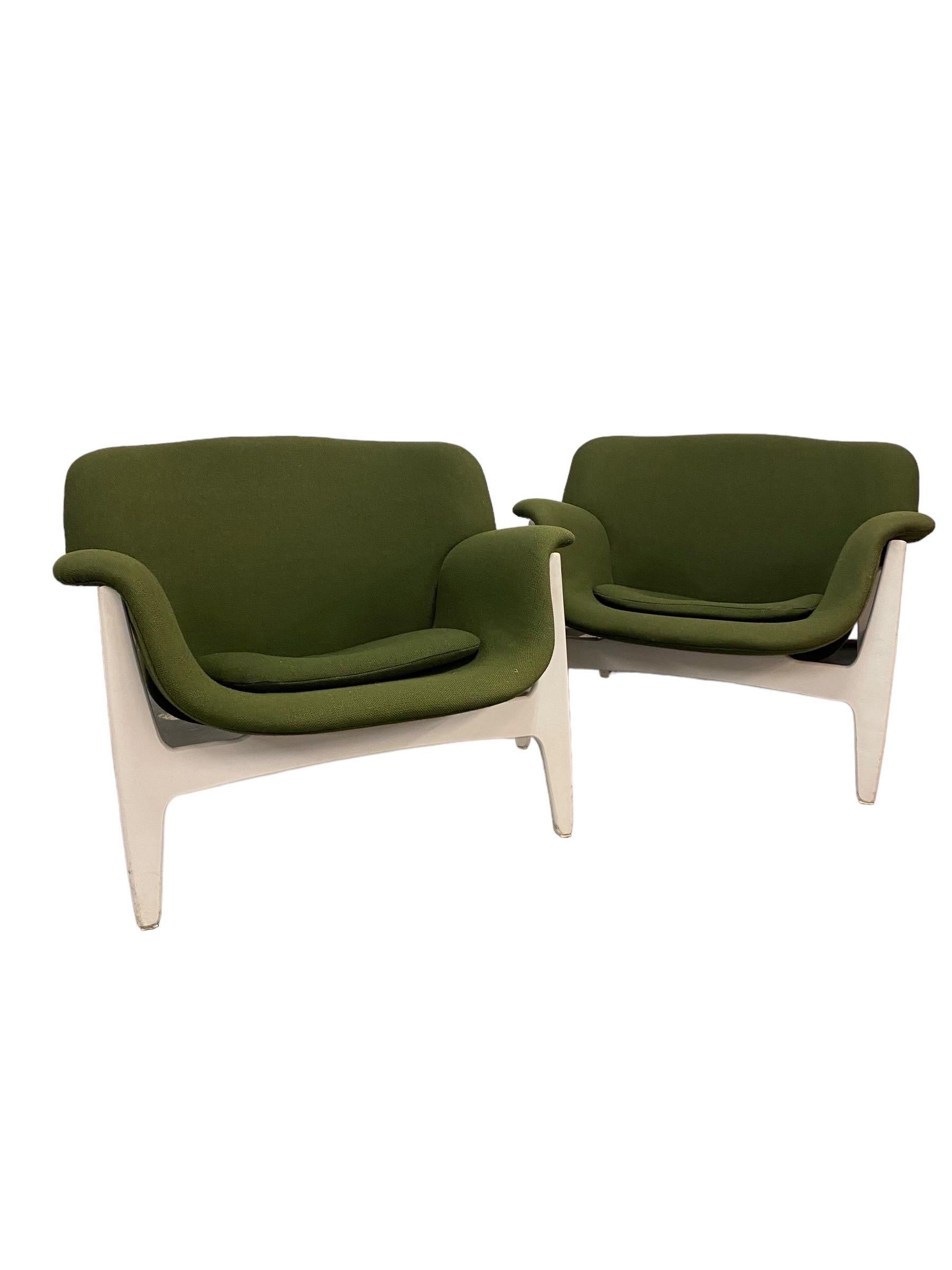 Una coppia di eleganti poltrone disegnate da Carin Bryggman per Boman OY in Finlandia negli anni '50-'60.  Le scocche delle sedie sono originali e in ottime condizioni. La tappezzeria è stata cambiata a un certo punto.

Le sedie sono di dimensioni