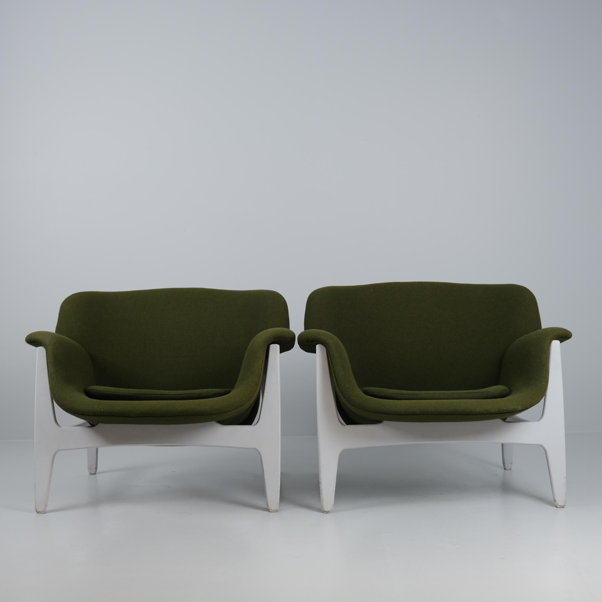Pair of Carin Bryggman Armchairs in Green and White, Boman Oy Mid 20th Century In Good Condition For Sale In Helsinki, FI
