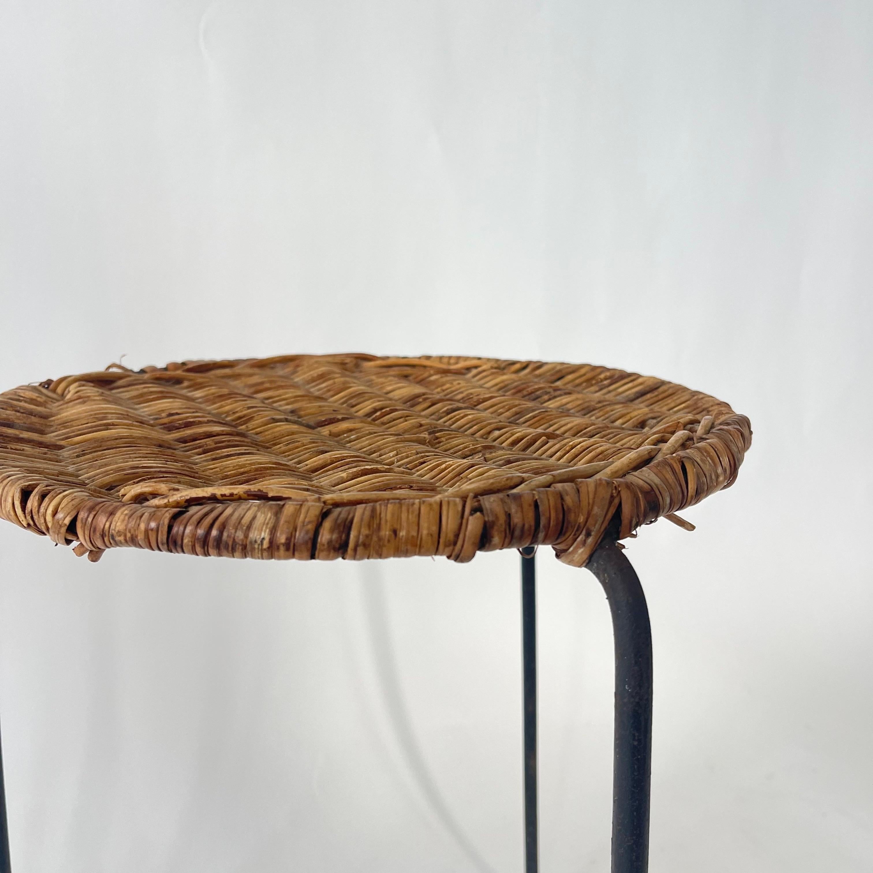 Coppia di tavoli o sgabelli in vimini, rattan e ferro attribuiti a Carl Auböck, circa anni '50 in vendita 2