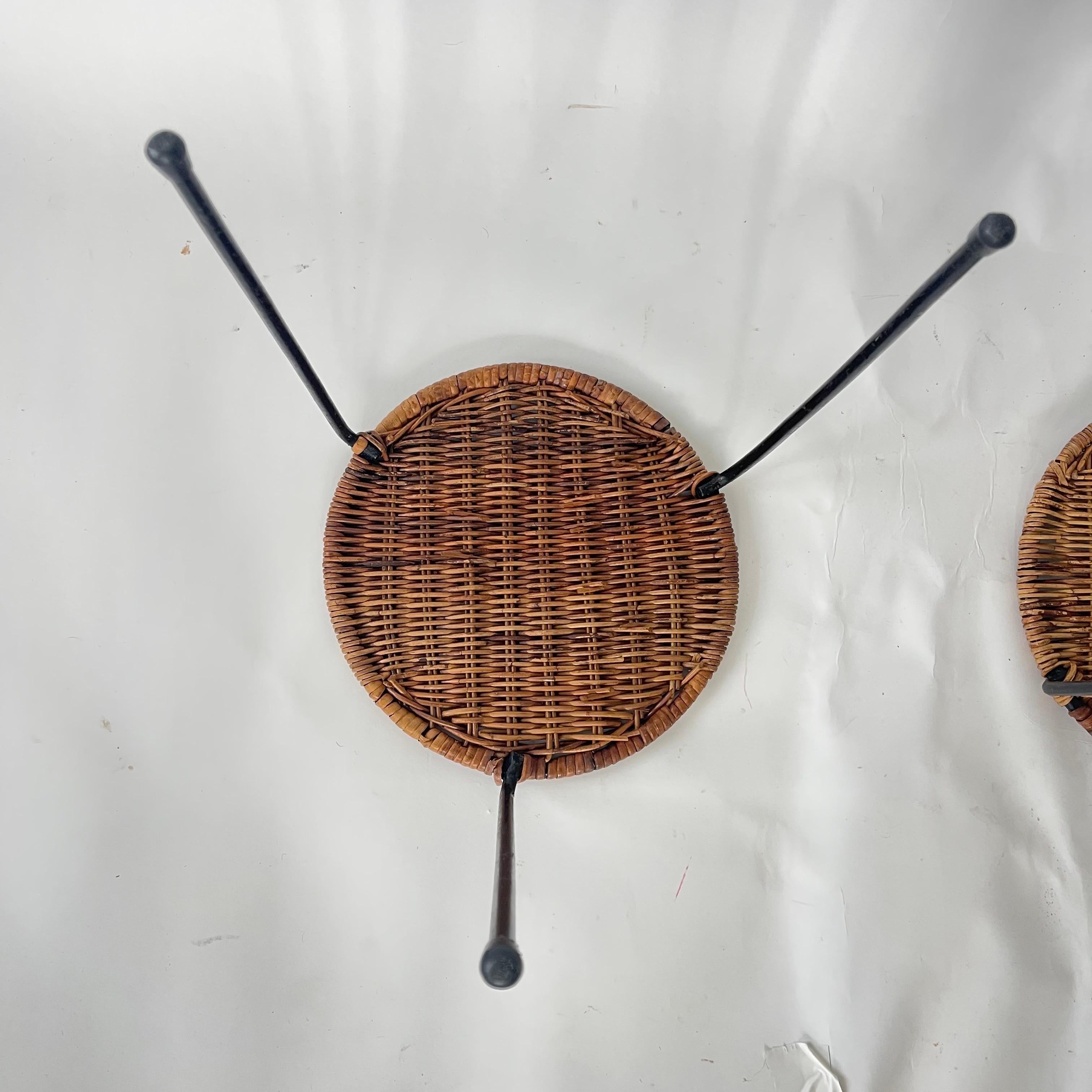 Coppia di tavoli o sgabelli in vimini, rattan e ferro attribuiti a Carl Auböck, circa anni '50 in vendita 3