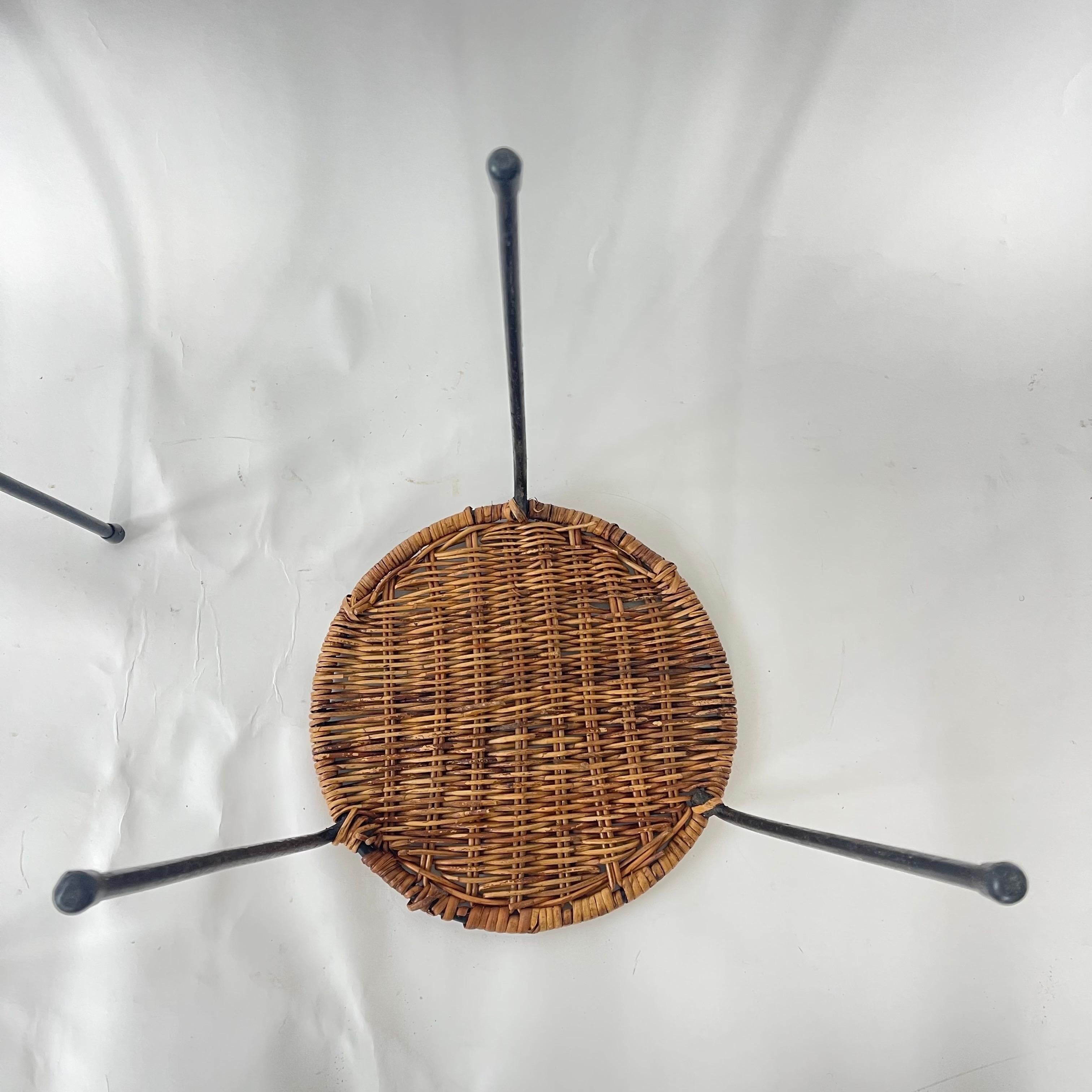 Coppia di tavoli o sgabelli in vimini, rattan e ferro attribuiti a Carl Auböck, circa anni '50 in vendita 4