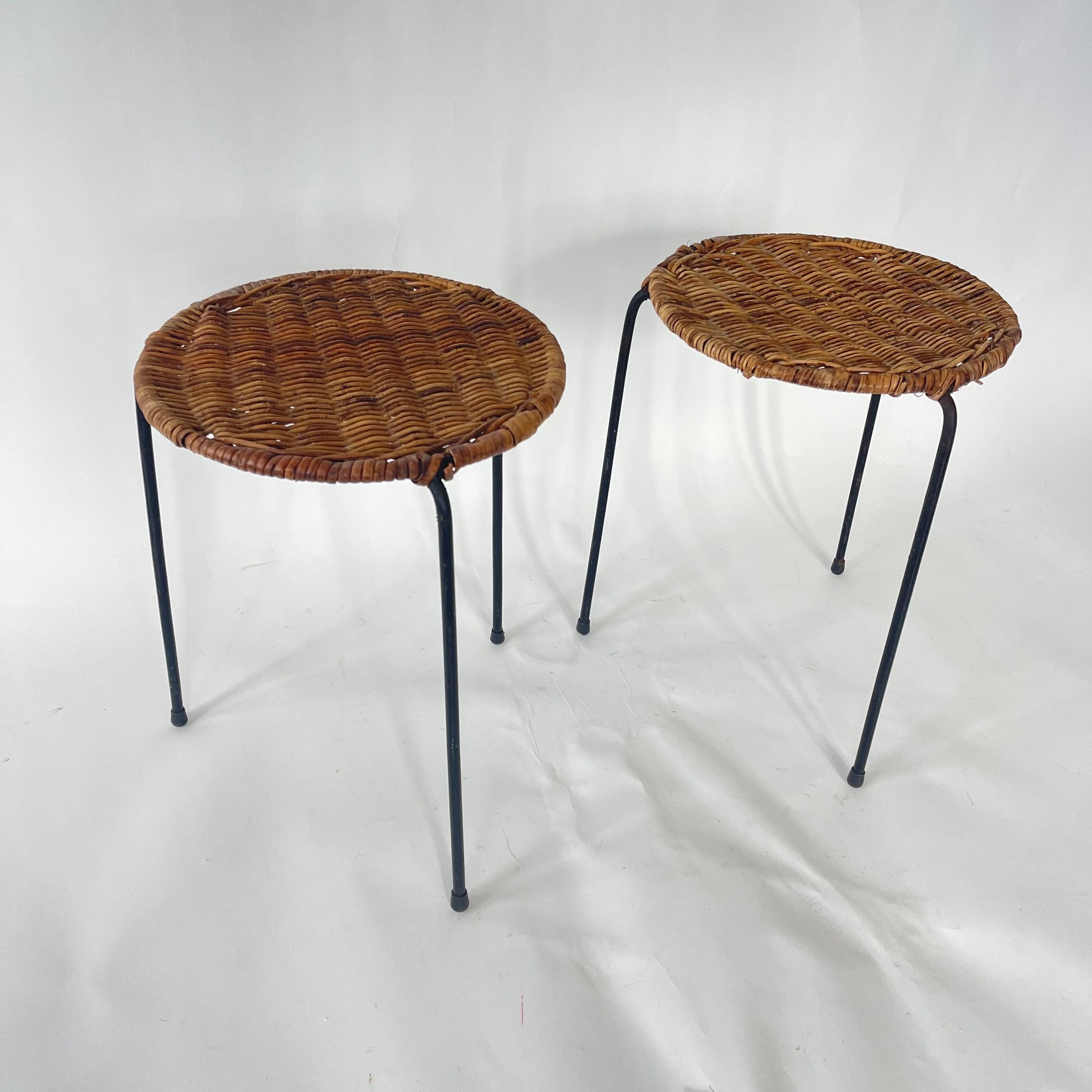 Mid-Century moderno Coppia di tavoli o sgabelli in vimini, rattan e ferro attribuiti a Carl Auböck, circa anni '50 in vendita