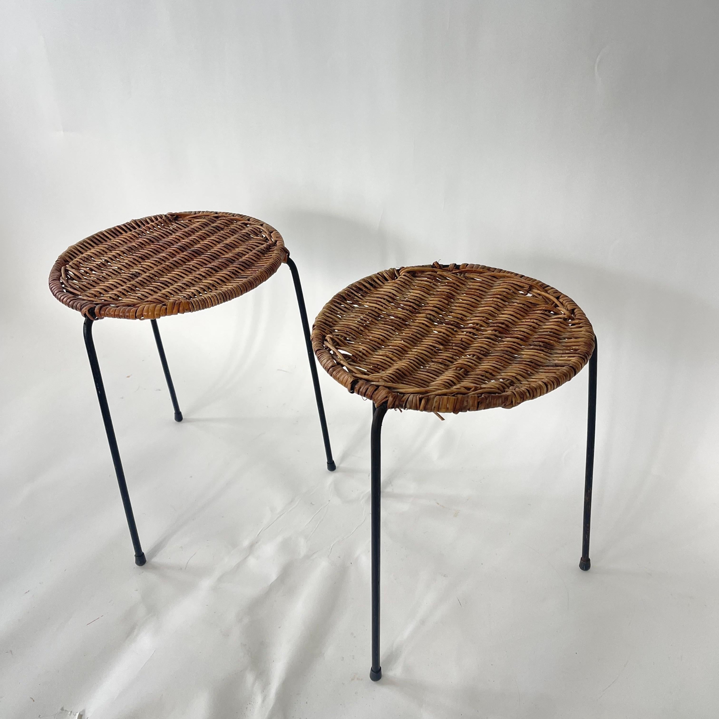 Austriaco Coppia di tavoli o sgabelli in vimini, rattan e ferro attribuiti a Carl Auböck, circa anni '50 in vendita