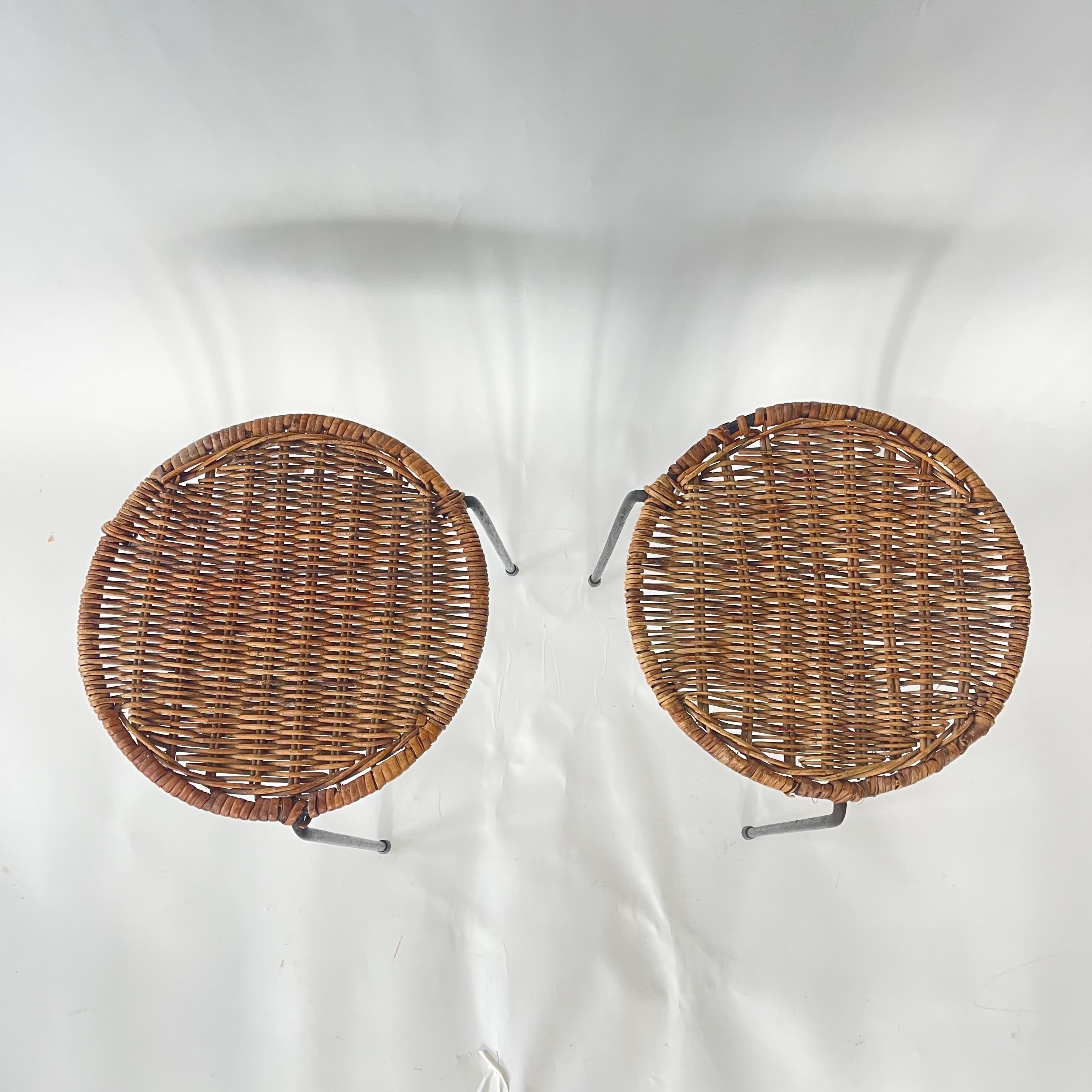 Forgiato Coppia di tavoli o sgabelli in vimini, rattan e ferro attribuiti a Carl Auböck, circa anni '50 in vendita