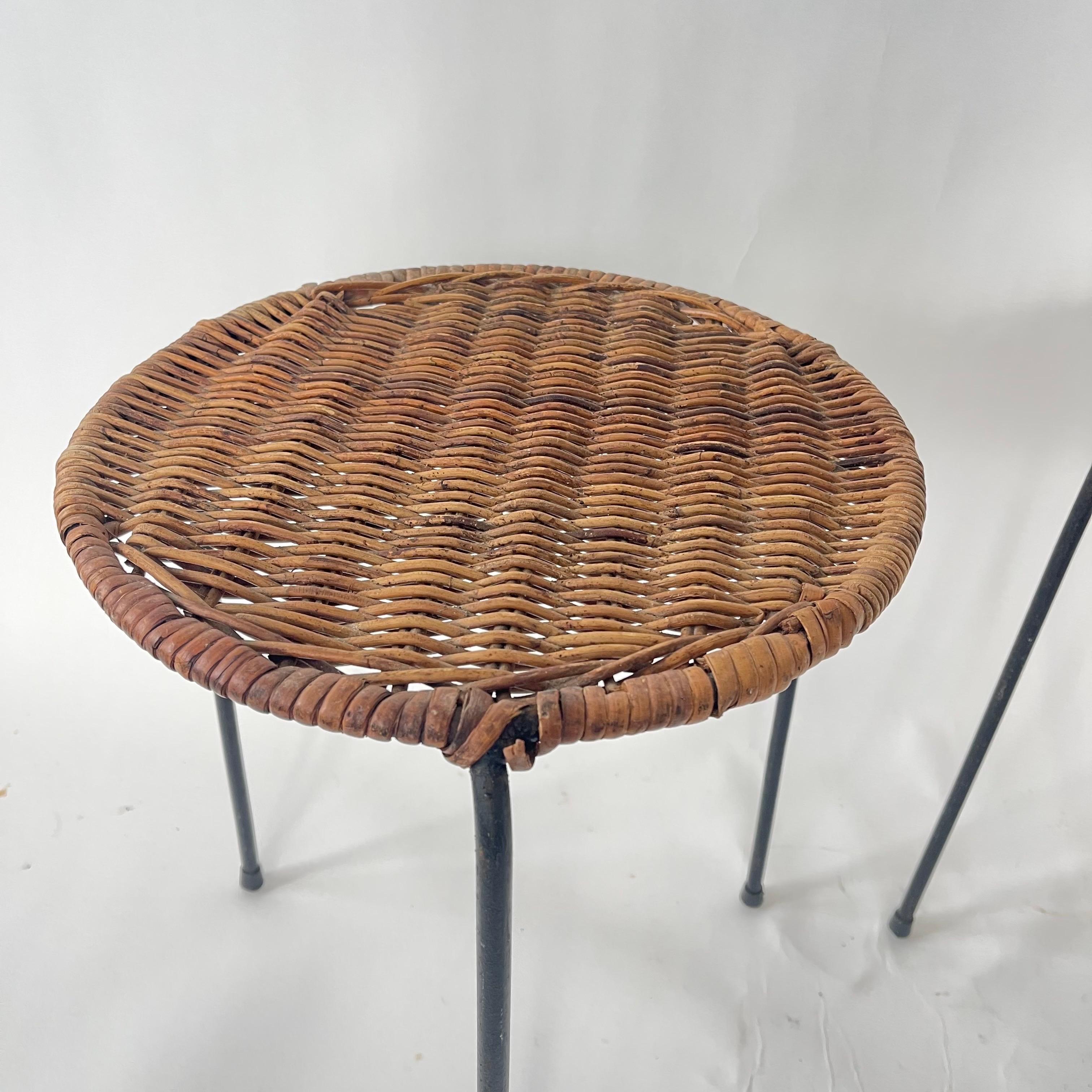 Coppia di tavoli o sgabelli in vimini, rattan e ferro attribuiti a Carl Auböck, circa anni '50 In condizioni buone in vendita a Miami, FL