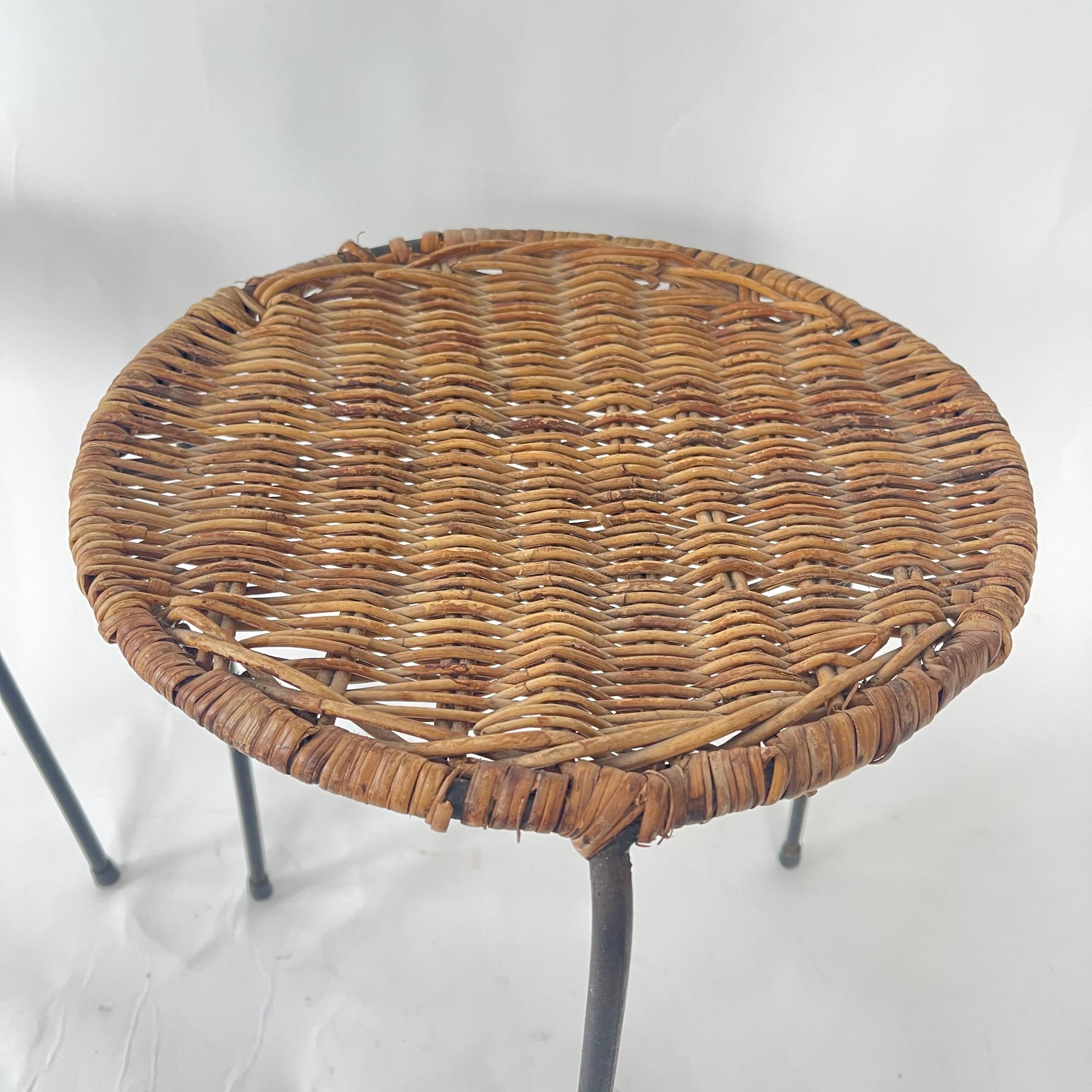 XX secolo Coppia di tavoli o sgabelli in vimini, rattan e ferro attribuiti a Carl Auböck, circa anni '50 in vendita