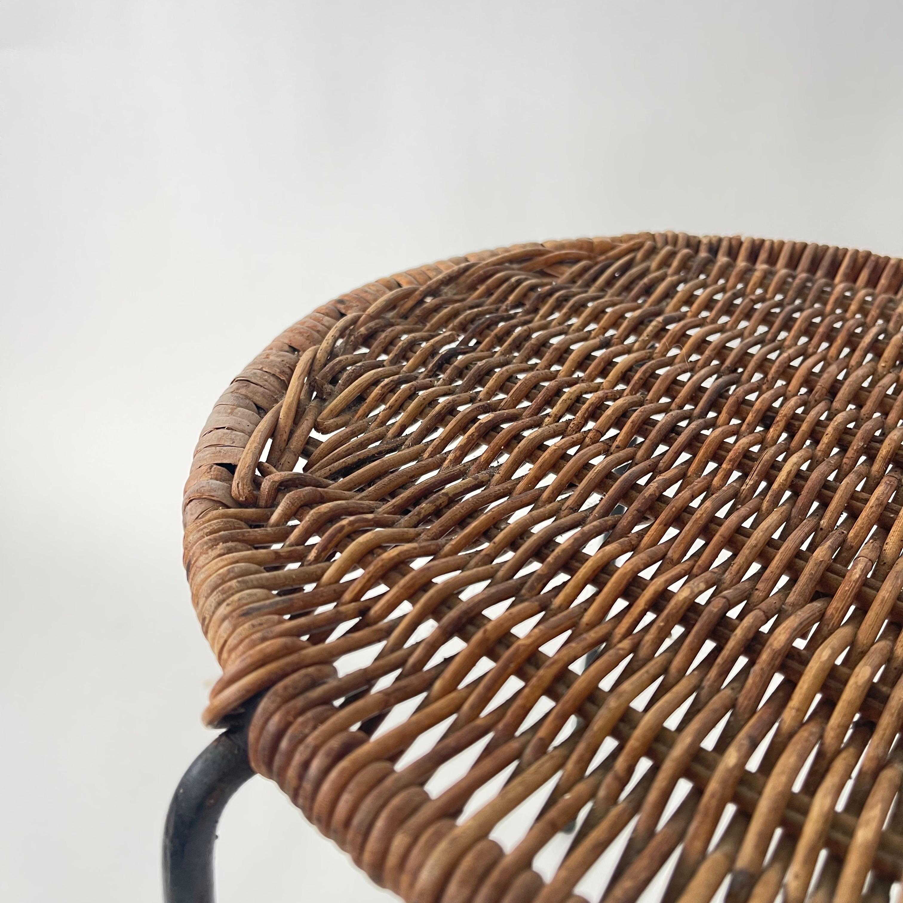 Vimini Coppia di tavoli o sgabelli in vimini, rattan e ferro attribuiti a Carl Auböck, circa anni '50 in vendita