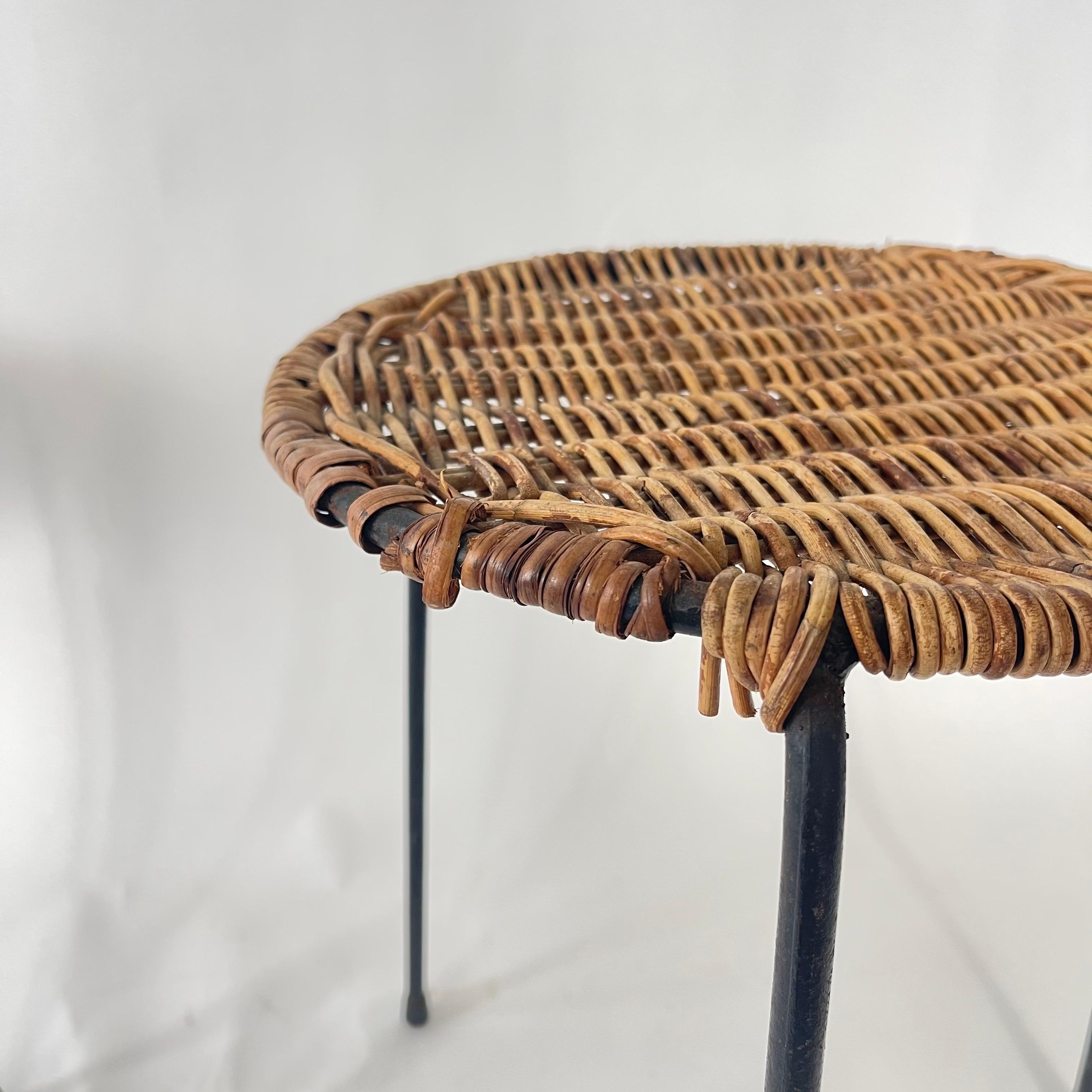 Coppia di tavoli o sgabelli in vimini, rattan e ferro attribuiti a Carl Auböck, circa anni '50 in vendita 1