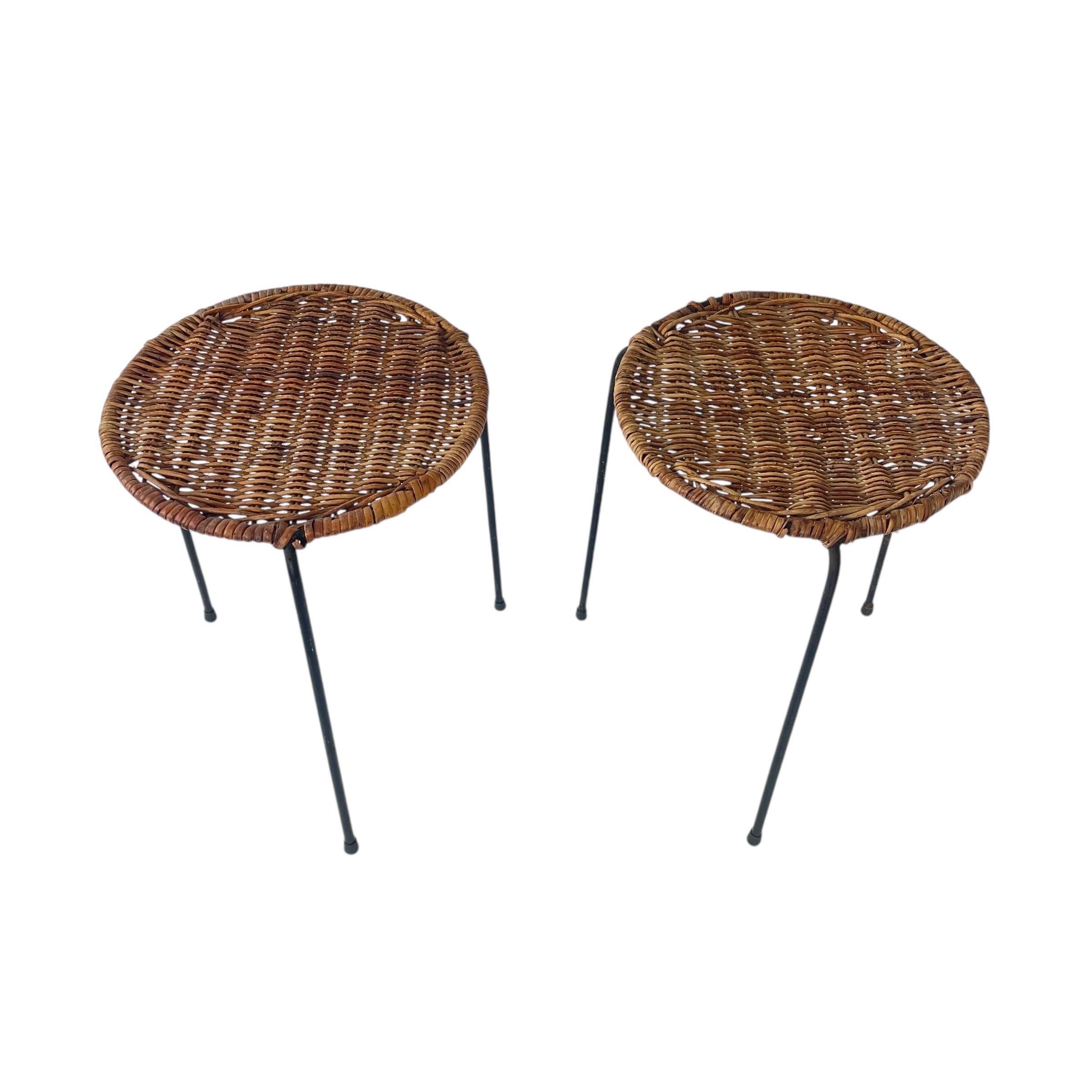 Coppia di tavoli o sgabelli in vimini, rattan e ferro attribuiti a Carl Auböck, circa anni '50 in vendita