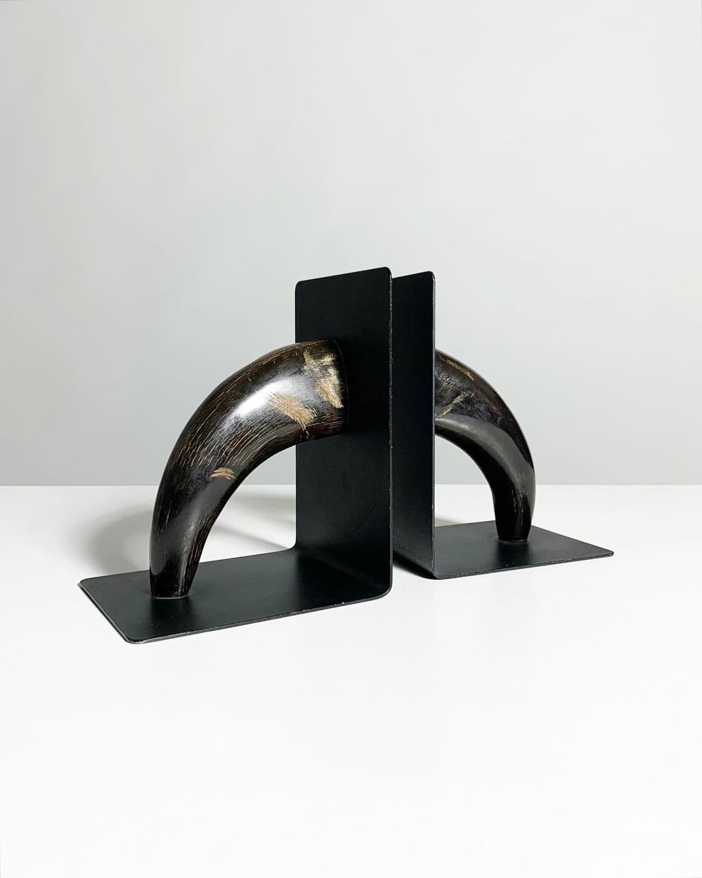 Rare pair of Carl Auböck book ends in blackened brass & horn, model 4773 designed in 1958, manufactured at the Auböck workshop in Vienna, Austria.

Both stamped „Auböck“ on the underside. Very good condition, with minor wear.

Measures: width: