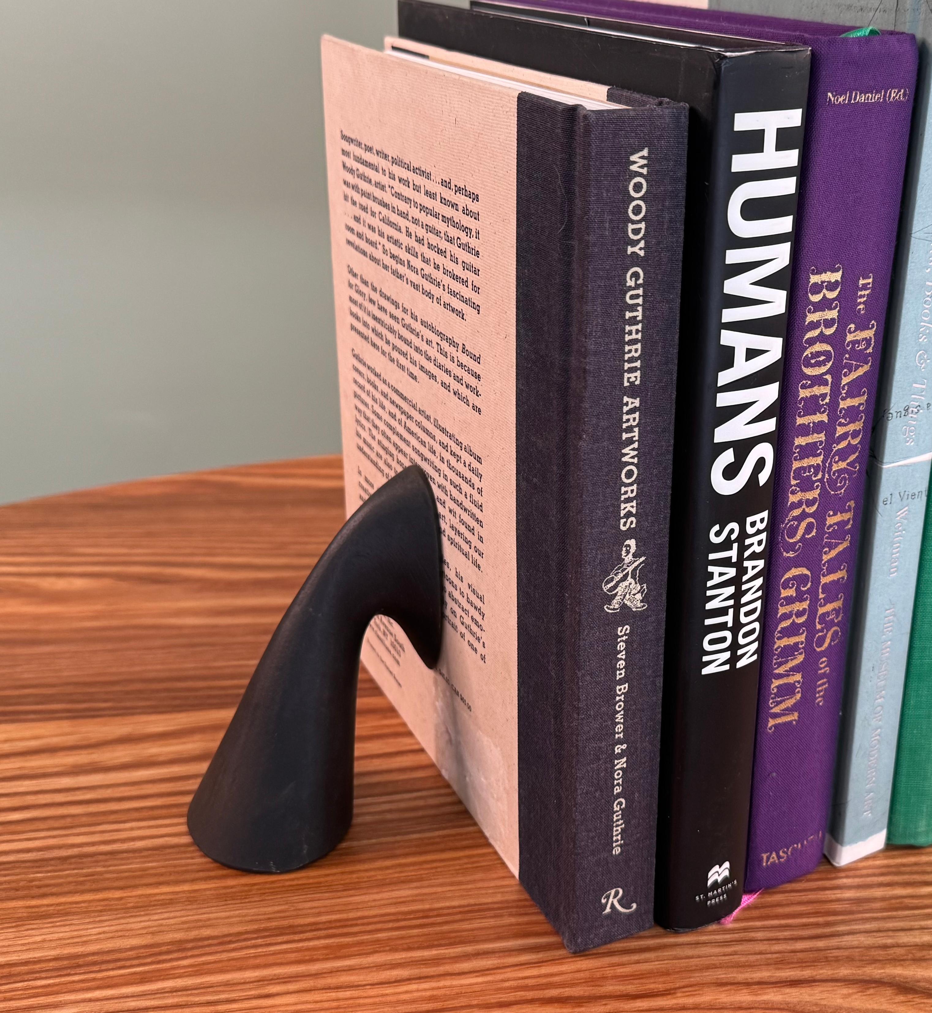 Paire de serre-livres en laiton Carl Auböck modèle #3654. Conçue dans les années 1950, cette paire de serre-livres incroyablement raffinée et sculpturale est exécutée en laiton patiné et poli. 

Le prix est pour la paire. 2 paires en stock et prêtes