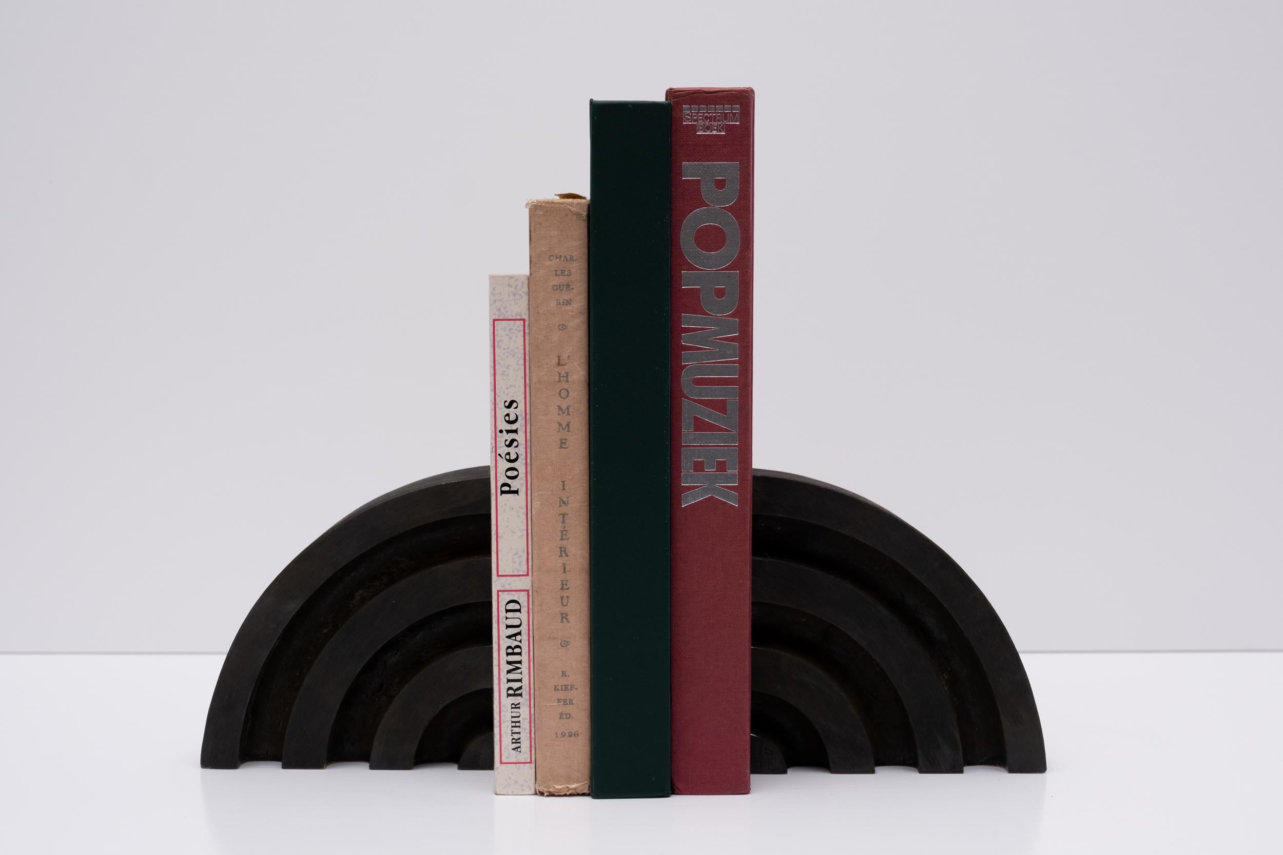Paire de serre-livres en laiton patiné Carl Auböck modèle #5535 'Rainbow'. Conçue dans les années 1950, cette paire de serre-livres incroyablement raffinée et sculpturale est exécutée en laiton patiné et poli avec des courbes géométriques profondes