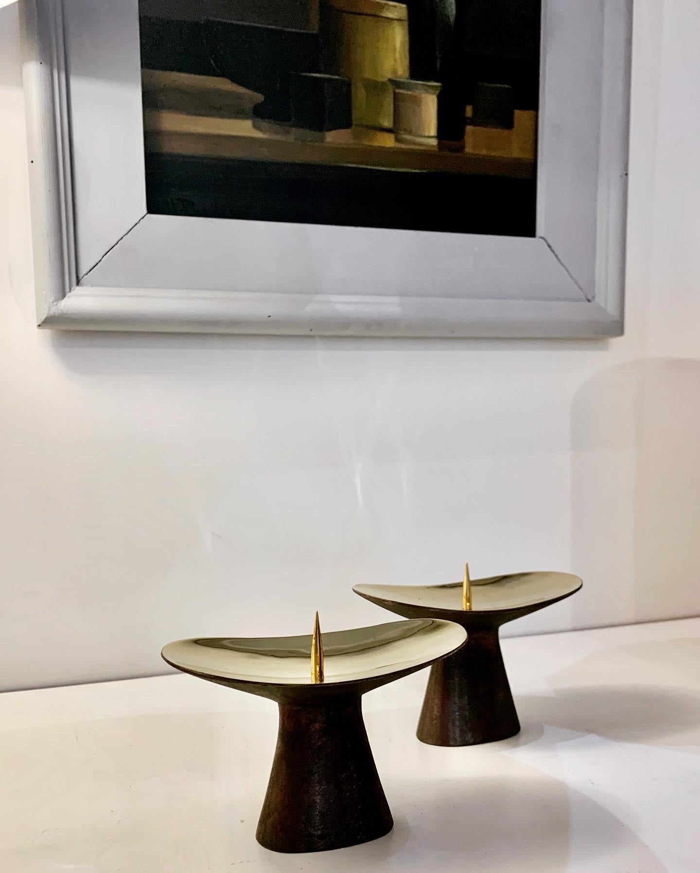 Paar patinierte Kerzenhalter, entworfen von Carl Aubock im Jahr 1948. Dieses unverwechselbare Stück aus der Auböck-Kollektion wird seit 1948 in der Wiener Werkstätte von Hand gefertigt und ist seither von exakt gleicher Qualität. 
Die