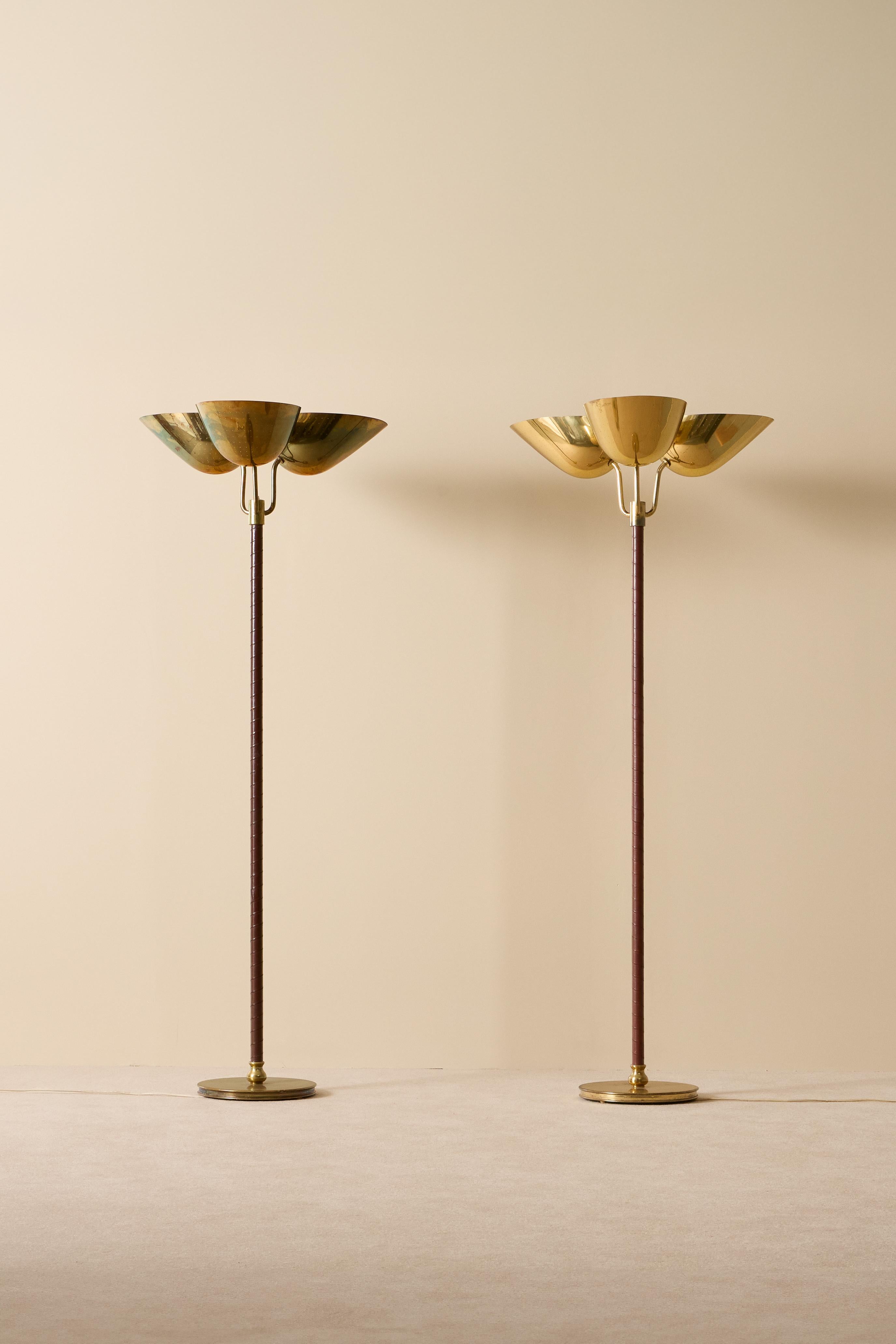 Cette exquise paire de lampadaires, modèle 2645, a été conçue par le célèbre architecte et designer suédois Carl-Axel Acking. Fabriquées par Bröderna Malmströms à Malmö, en Suède, ces lampes témoignent de l'artisanat raffiné et de l'esthétique