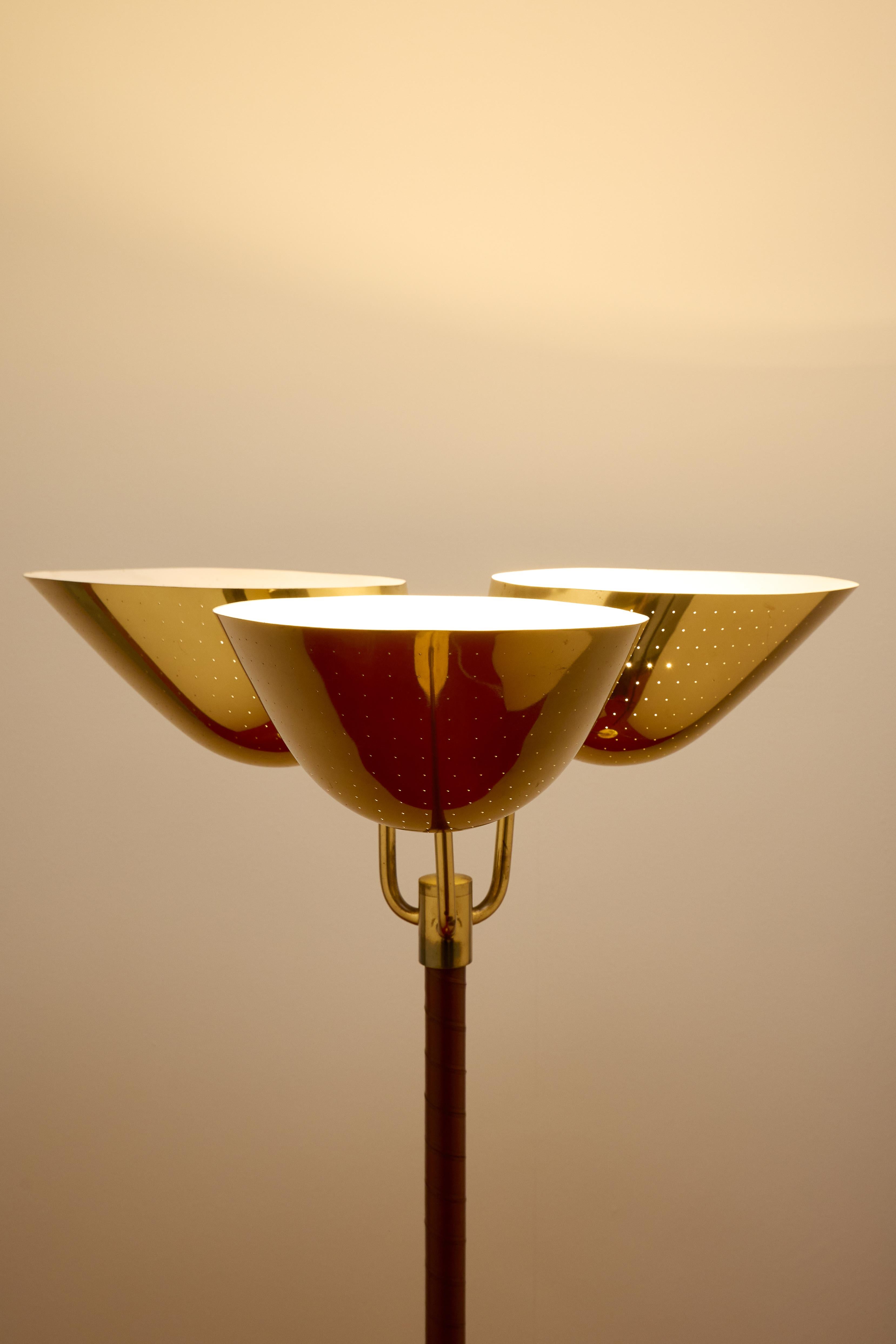 Laiton Paire de lampadaires Carl-Axel Acking, Suède, années 1940 en vente