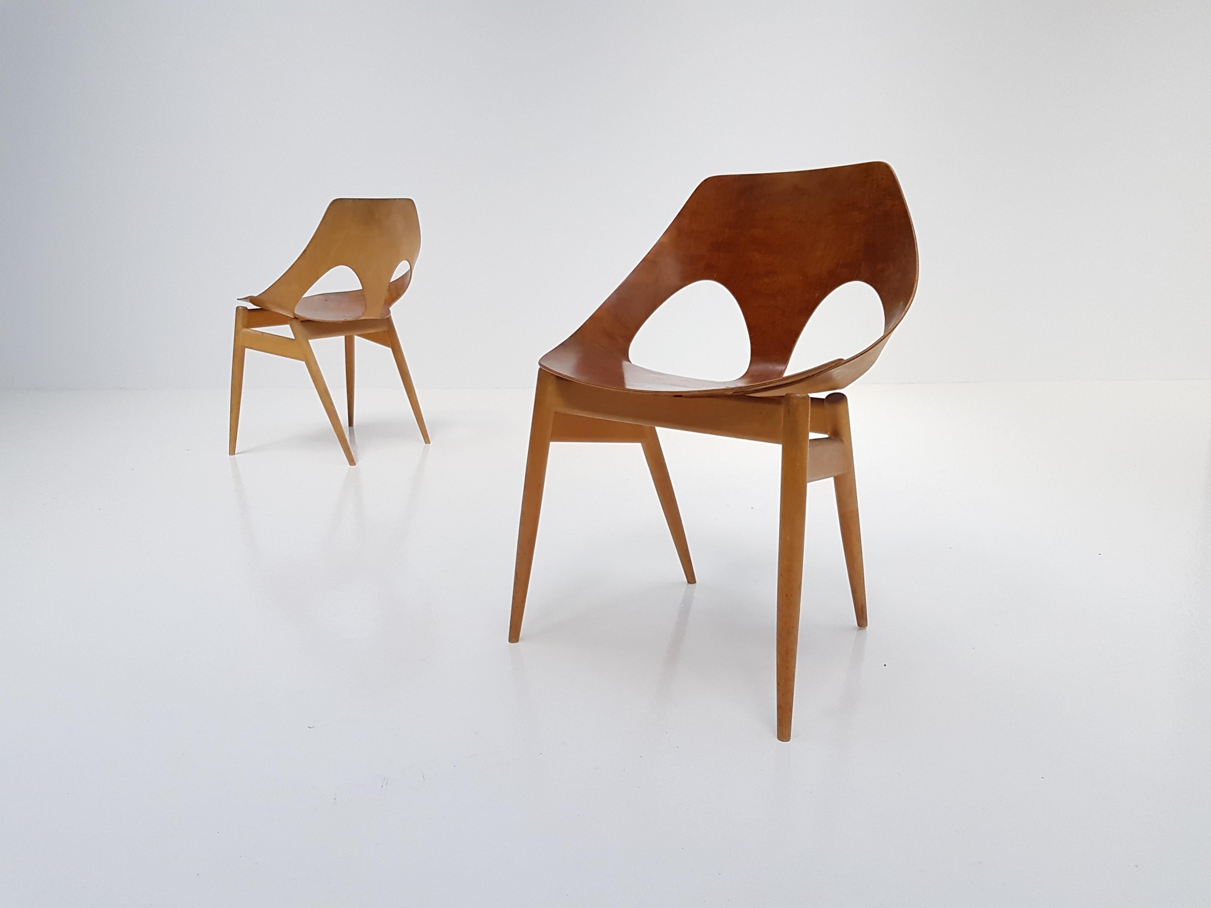 A pair of 'Jason' chair, these iconic chairs were designed in the 1950s by Danish designer Carl Jacobs and manufactured by Kandya.

The seat and back of the chair are folded from a single sheet of flexible plywood that wraps around the chair and