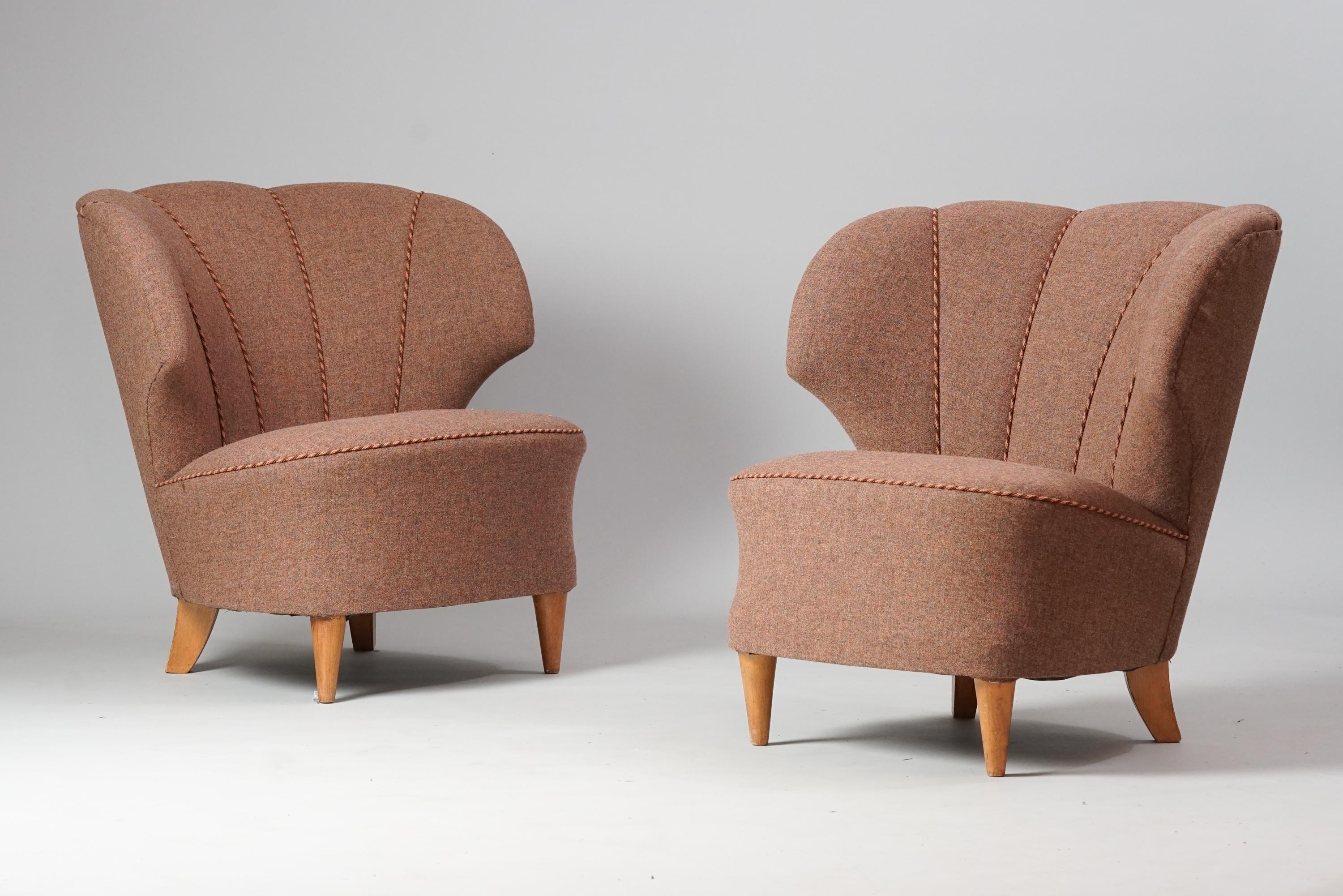 Paar Sessel von Carl-Johan Boman, 1950er Jahre. Gestell aus Birke, neu gepolstertes Wollgewebe. Guter Vintage-Zustand, leichte Patina im Einklang mit Alter und Gebrauch. Die Sessel werden als Set verkauft. 