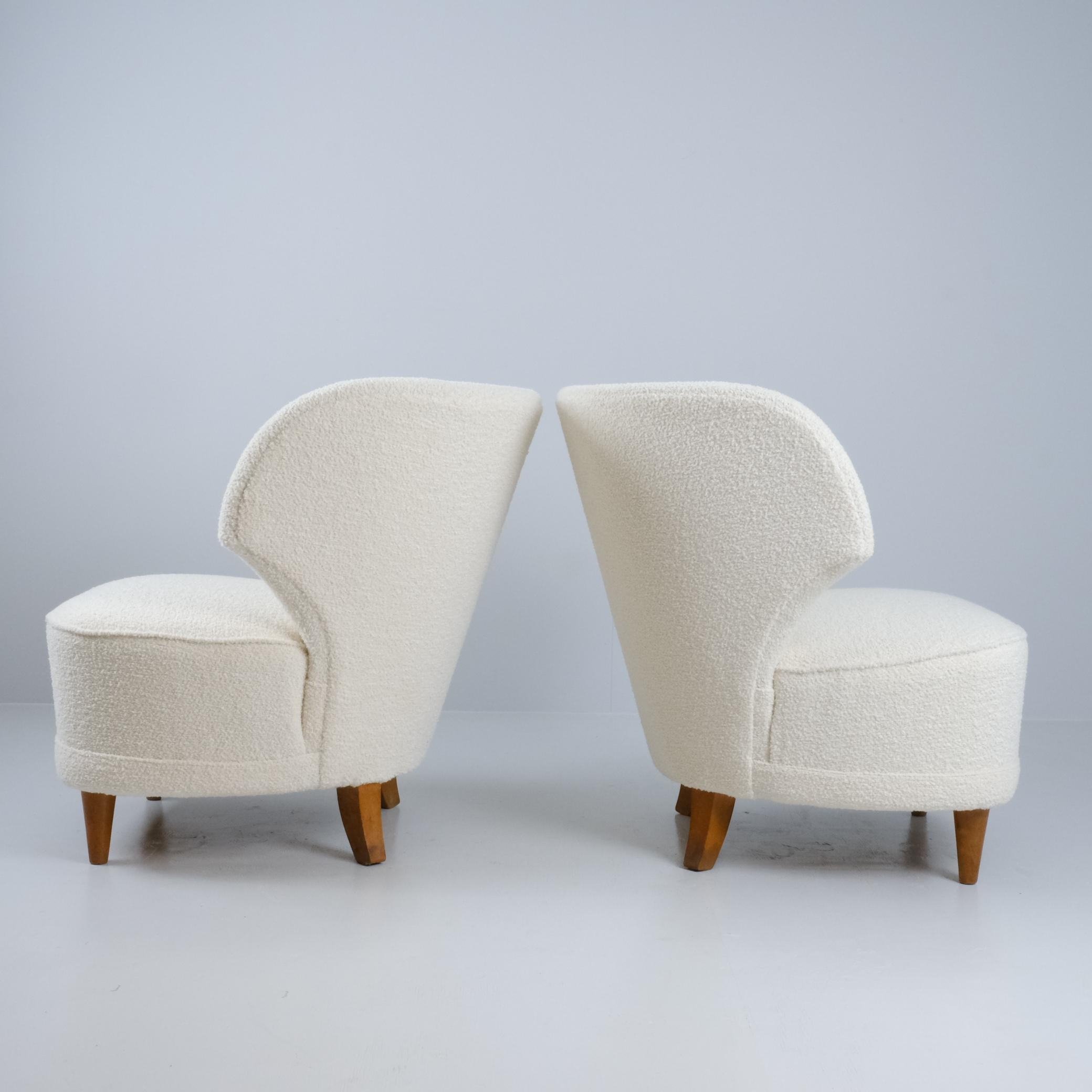 Pair Of Carl-Johan Boman Armchairs Upholstered in White Fabric, Boman Oy 1950s In Good Condition For Sale In Helsinki, FI