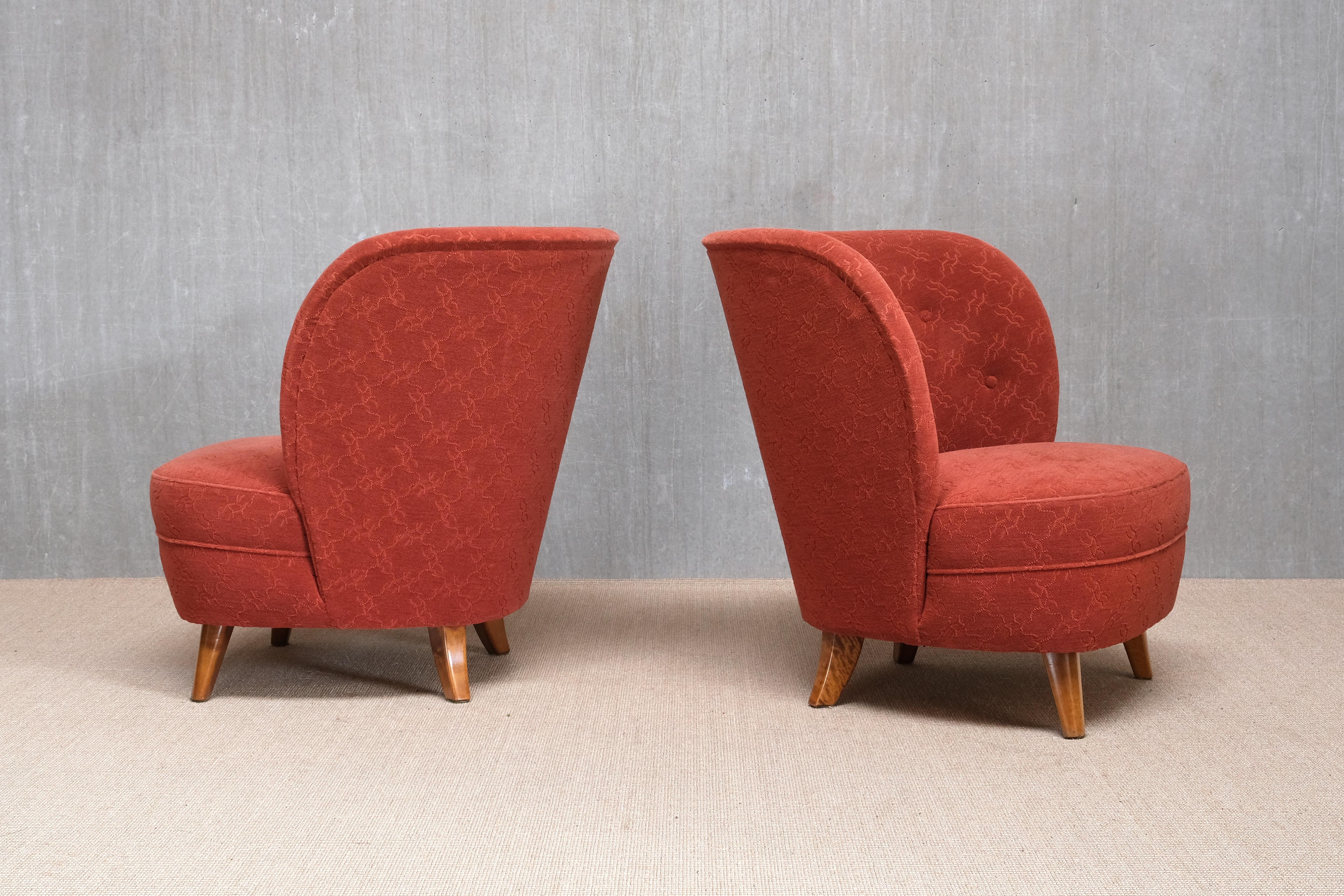 Paar Carl-Johan Boman Sessel aus rotem Stoff und Birke, Finnland, 1940er Jahre (Finnisch) im Angebot