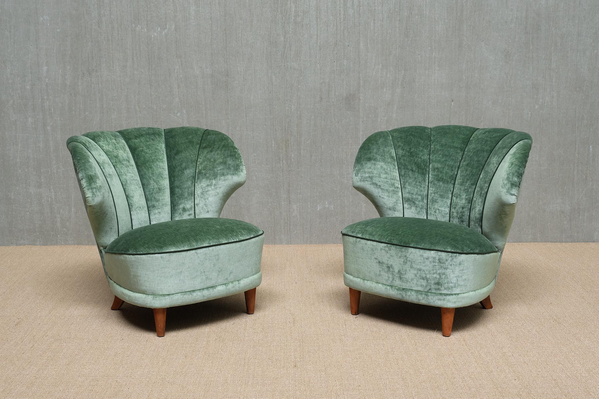 Cette rare paire de fauteuils a été conçue par Carl-Johan Boman et produite par sa société, Oy N. Boman AB, en Finlande au début des années 1950.

Le design se caractérise par les lignes courbes du dossier et l'assise arrondie. Le dossier en forme