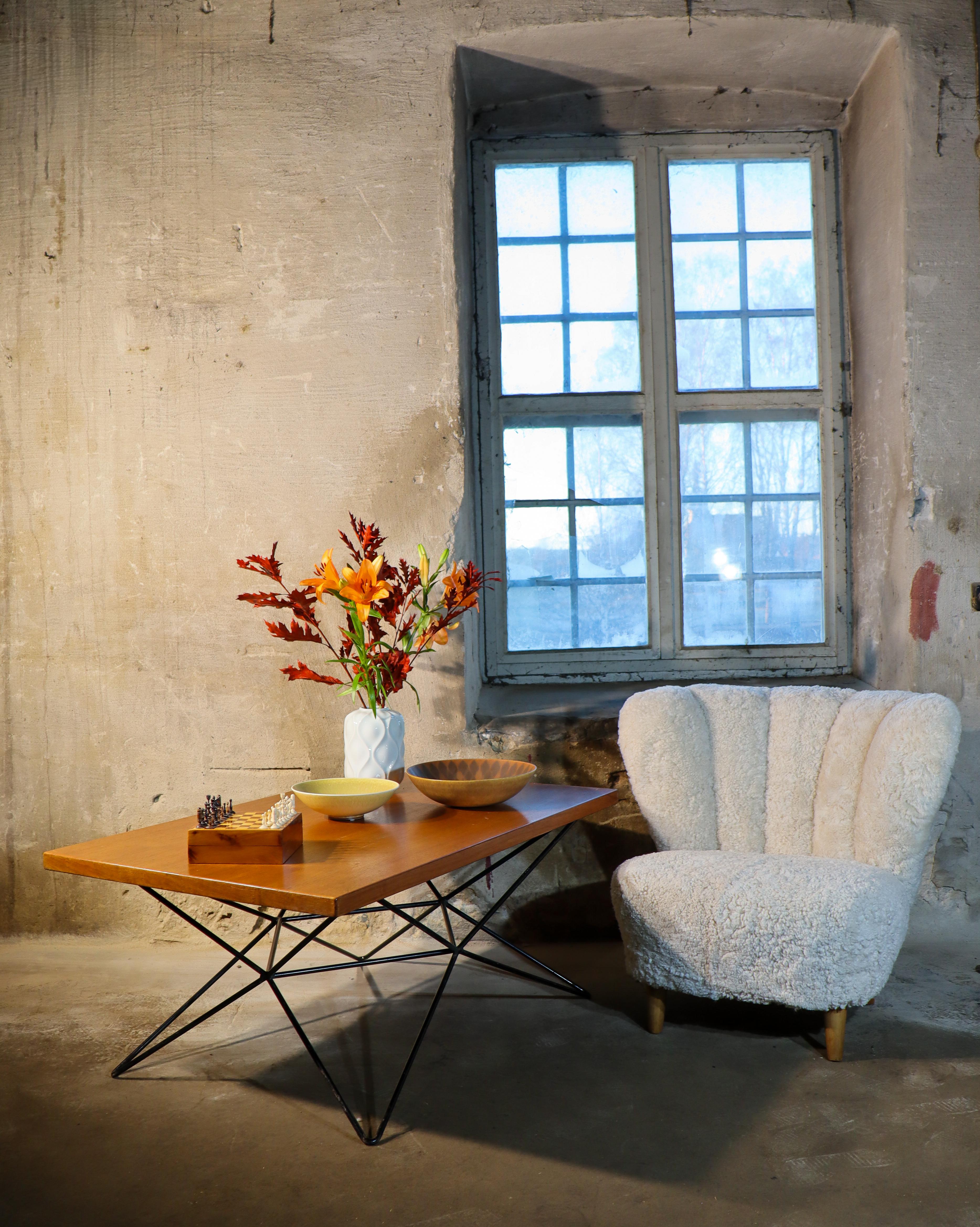 Paar Carl-Johan Boman Sessel aus Schafsleder und Holz, Finnland, 1935 (Mitte des 20. Jahrhunderts) im Angebot