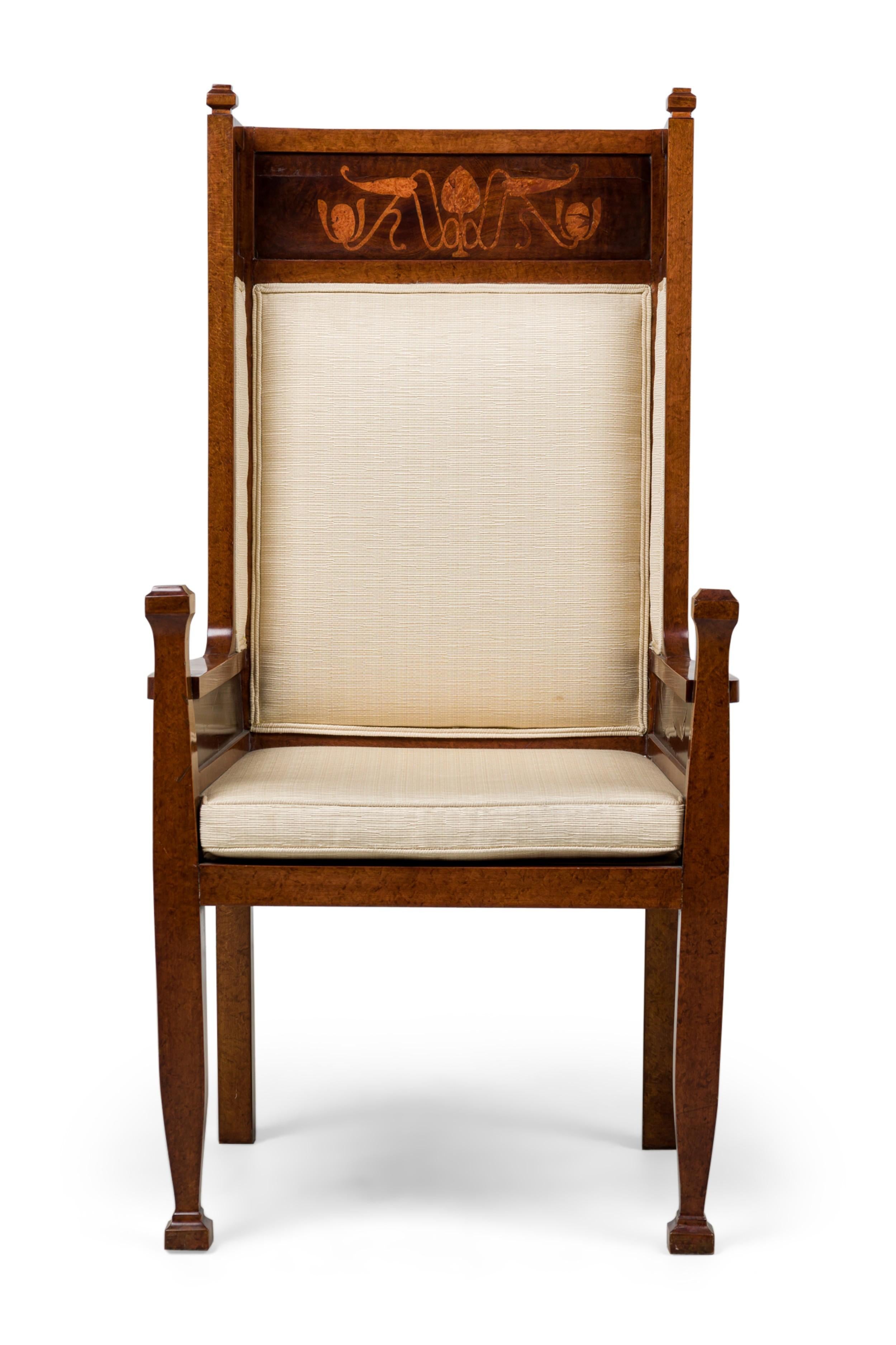 COPPIA di poltrone con schienale alto in stile Wood Wood (anni '30) con struttura in legno impiallacciato di radica con un disegno floreale geometrico intarsiato sulle guide superiori dello schienale, due ali poco profonde sormontate da terminali