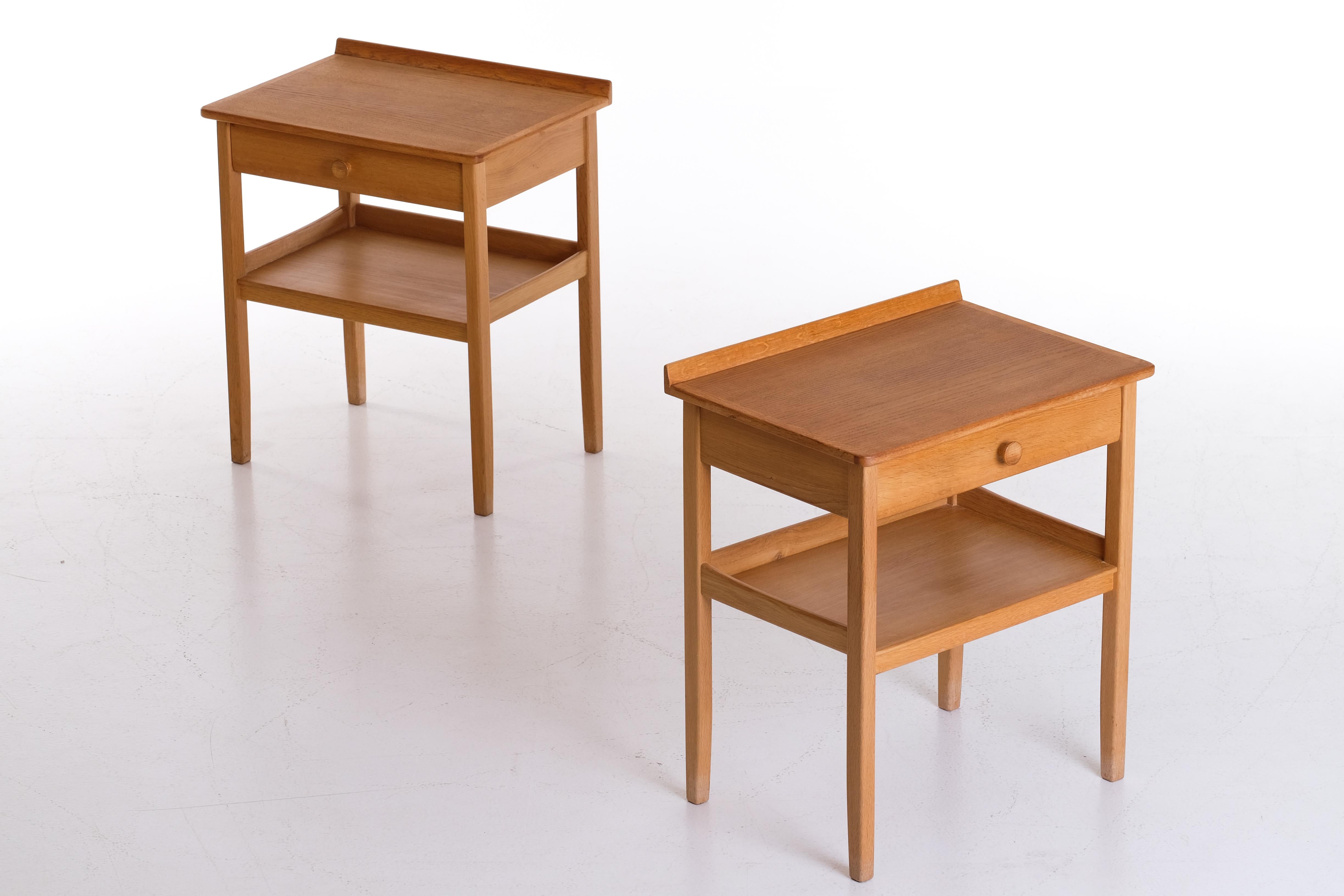 Pair of elegant bedside tables designed by Carl Malmsten, Sweden, 1960s.
Very good condition with small signs of usage and patina. Signed.