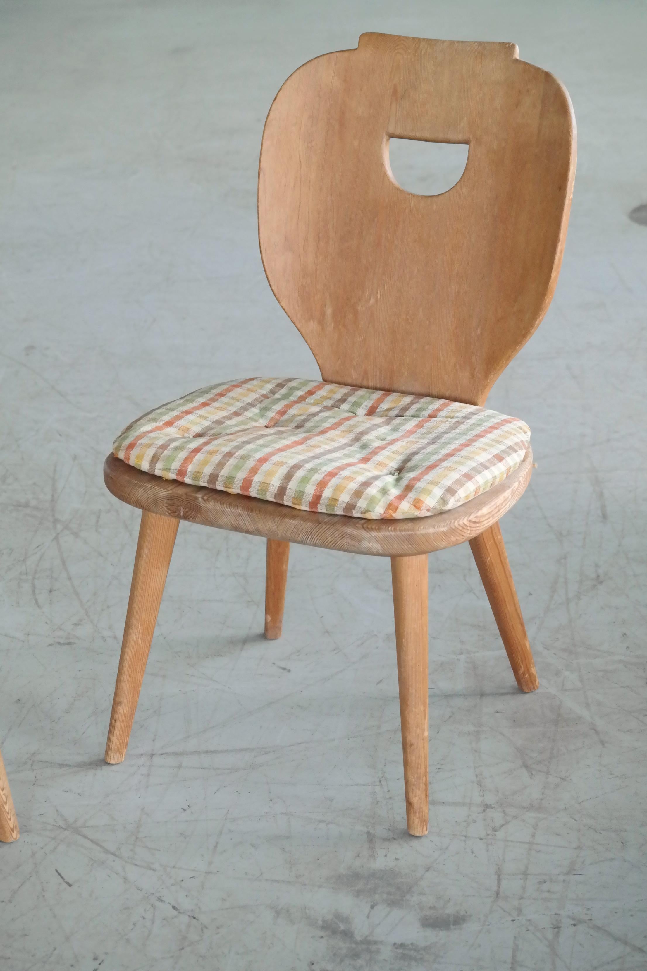 Pair of Carl Malmsten Country Style Side Chairs in Pine, Sweden, 1940s In Good Condition In Bridgeport, CT