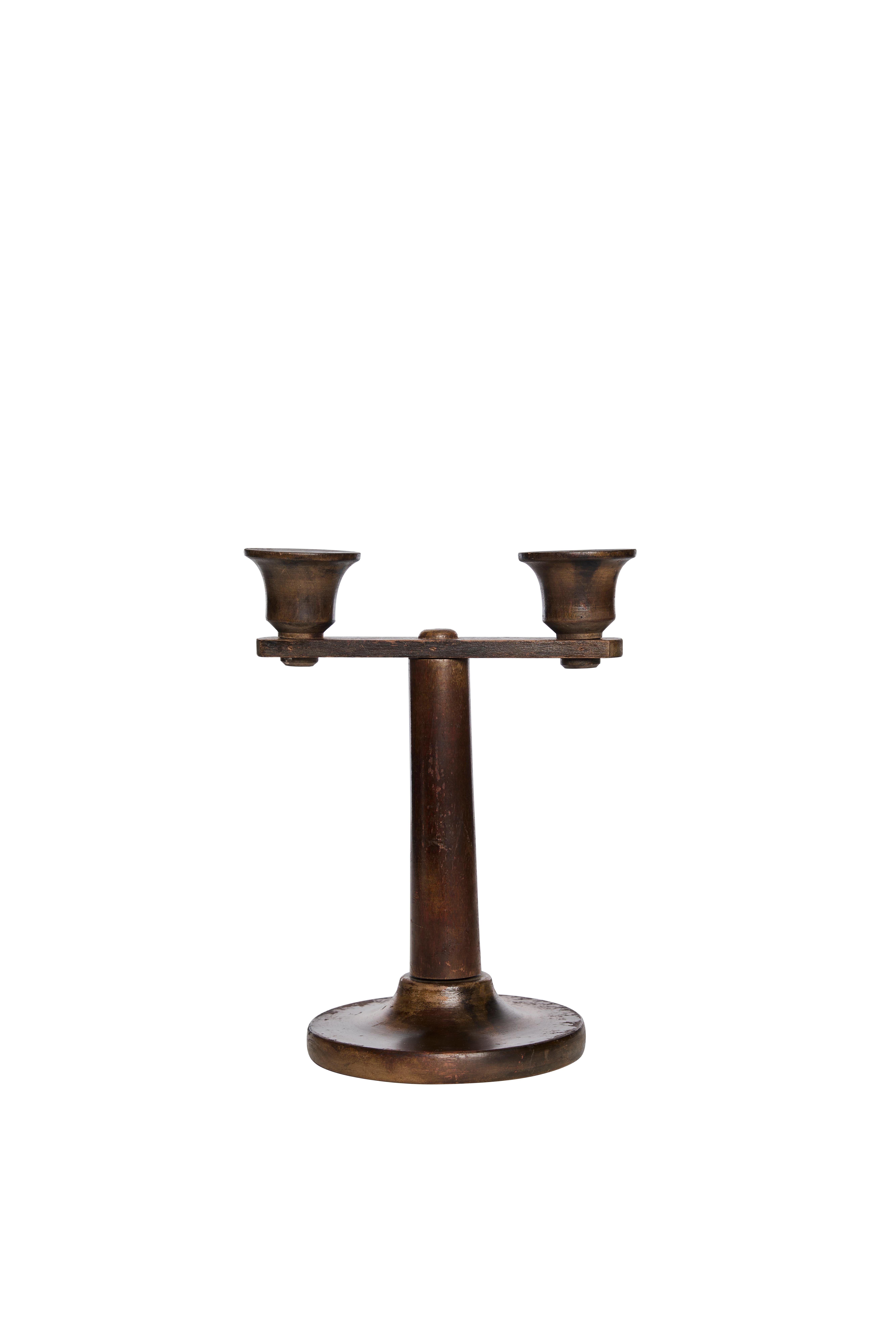 Realizzata in betulla tornita, questa rara coppia di portacandele è stata progettata dall'iconico designer svedese Carl Malmsten per la Liljeholmens Stearinfabrik negli anni Venti. Conosciuto soprattutto per il suo approccio poetico all'arredamento