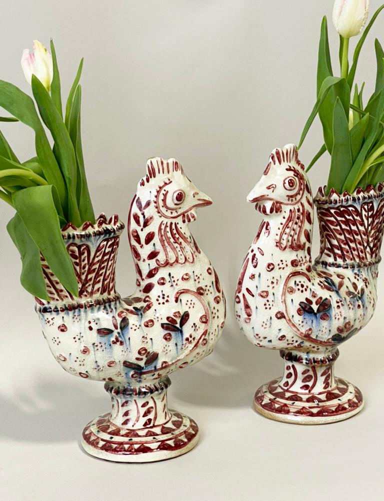 Hier ist ein wunderbares, skurriles Paar Hahnenvasen von Carl Walters (1883-1955) für Stonelain Pottery. Stonelain Pottery wurde 1950 von den Associated American Artists gegründet. Sie beauftragten bekannte Künstler und Keramiker mit der Herstellung