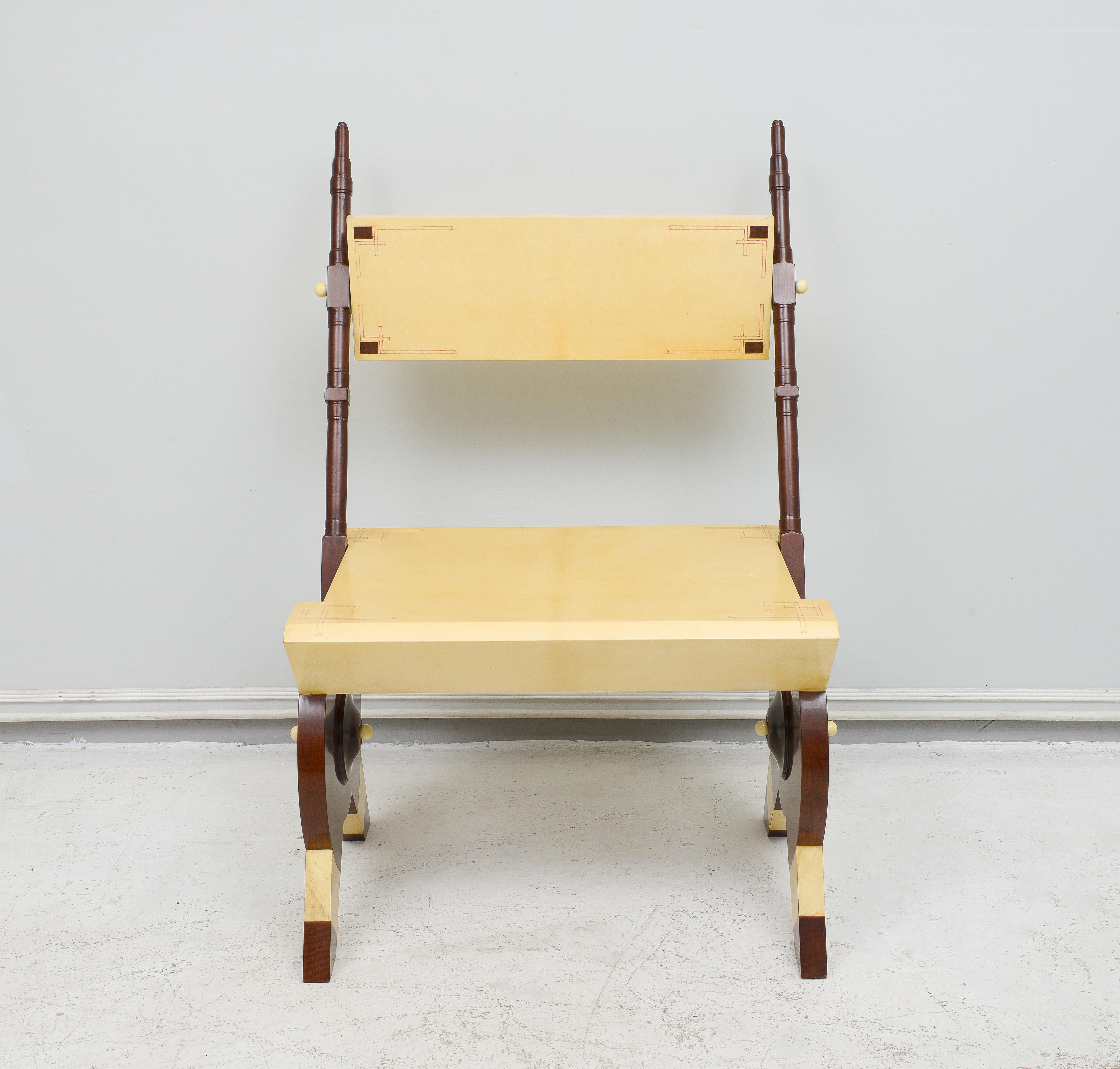 Pareja de sillas artesanales de pergamino y caoba inspiradas en Carlo Bugatti en Excelente estado para la venta en New York, NY
