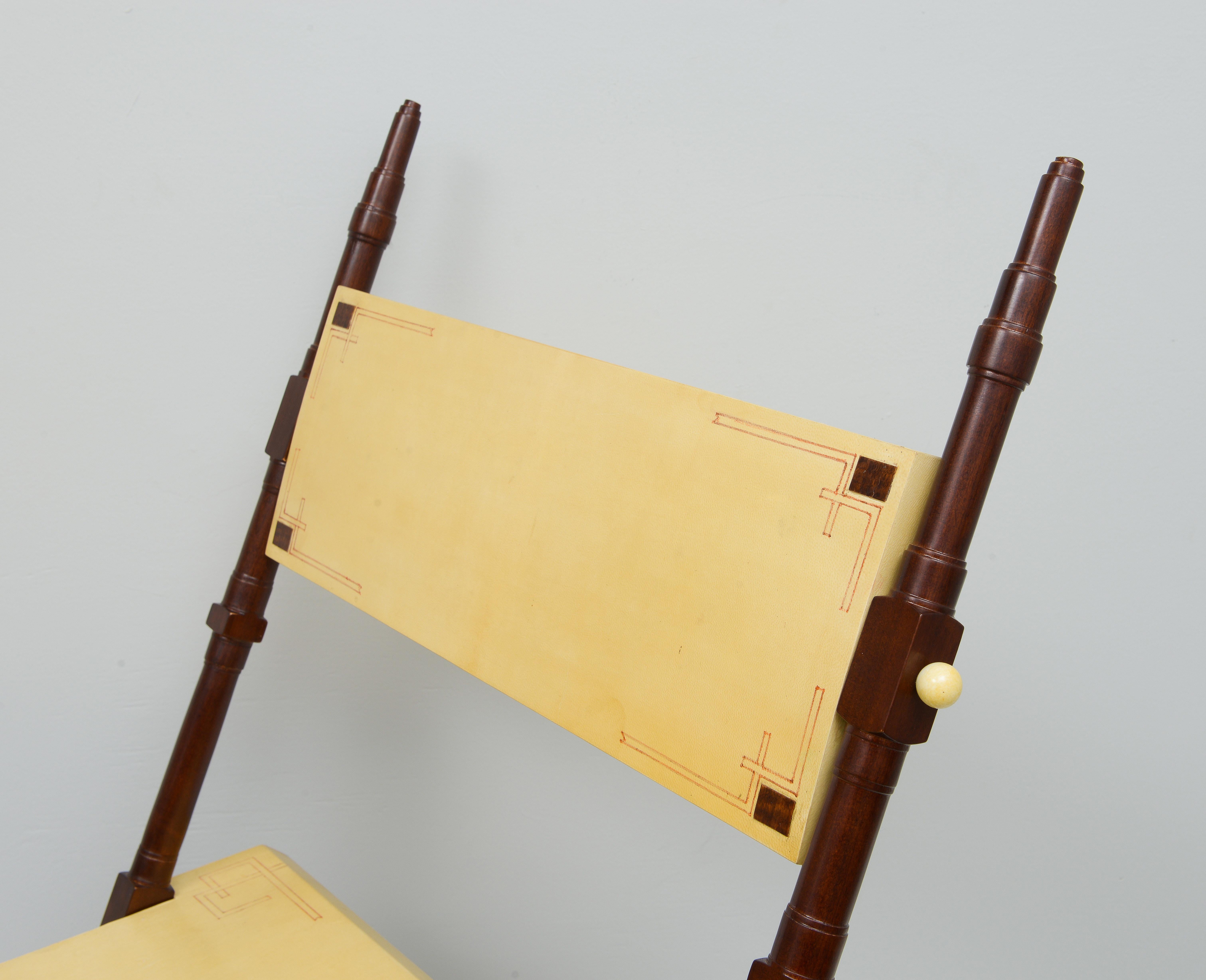 Pareja de sillas artesanales de pergamino y caoba inspiradas en Carlo Bugatti en venta 1