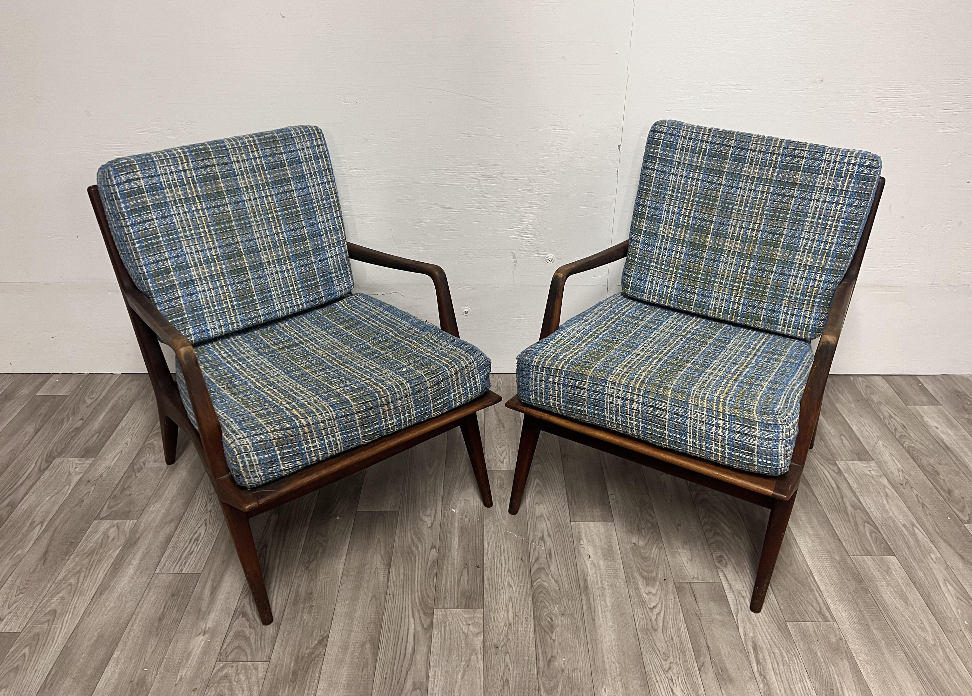 Paire de magnifiques chaises longues Carlo de Carli pour M. Singer and Sons
Cadre en bois magnifiquement sculpté avec un coussin d'assise et de dossier
Can a besoin de quelques restaurations mineures et peut être retapissé si vous le souhaitez. 