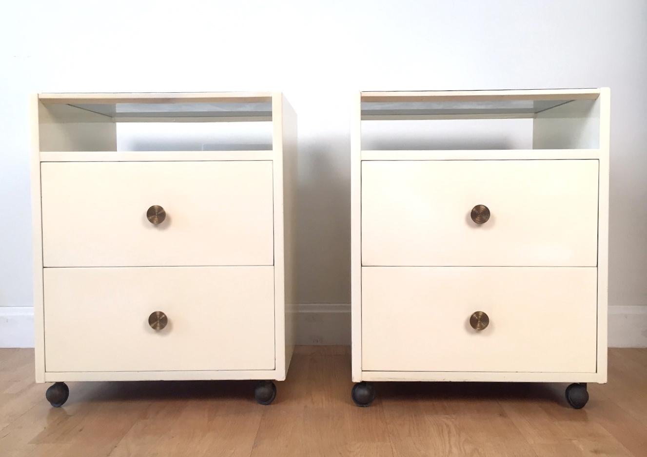 A 1960 pair of Mid-Century Modern white-lacquered nightstands designed by Carlo de Carli and edited by Sormani. Hundred per cent original.