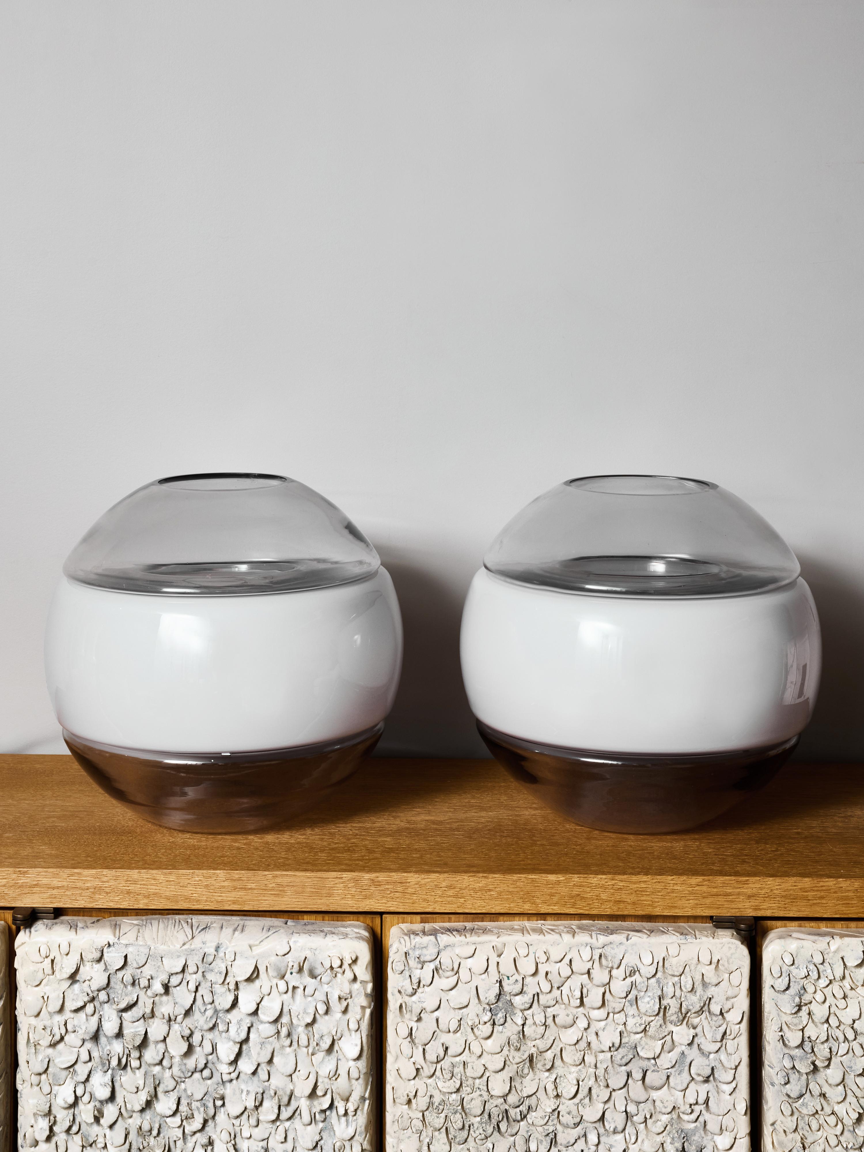 Magnifique paire de lampes de table circulaires conçues par Carlo Nason pour Linea/One Murano, mettant en valeur la célèbre maîtrise du designer en matière de verre de Murano. Chaque lampe présente une forme en couches de verre soufflé à la main