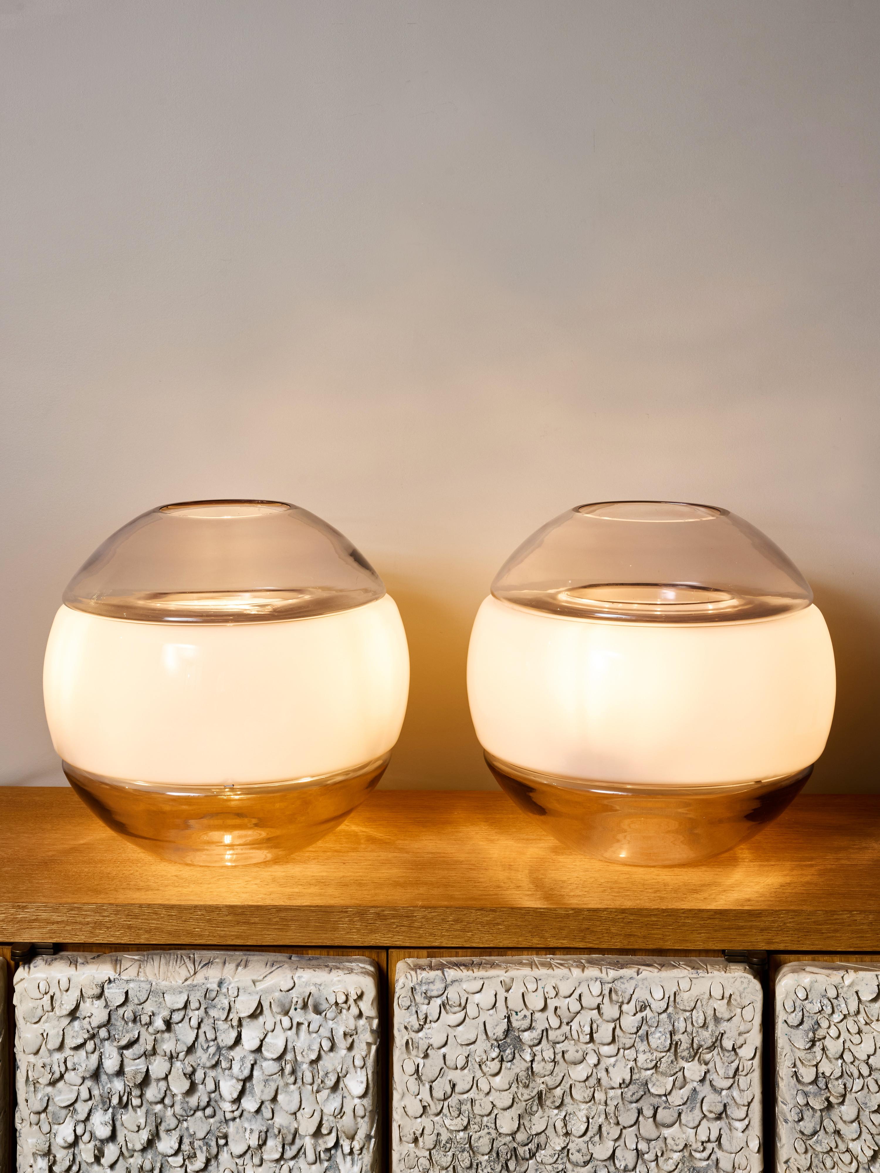 Mid-Century Modern Paire de lampes de table Carlo Nason pour Linea GB Milano, verre fumé et opalin en vente