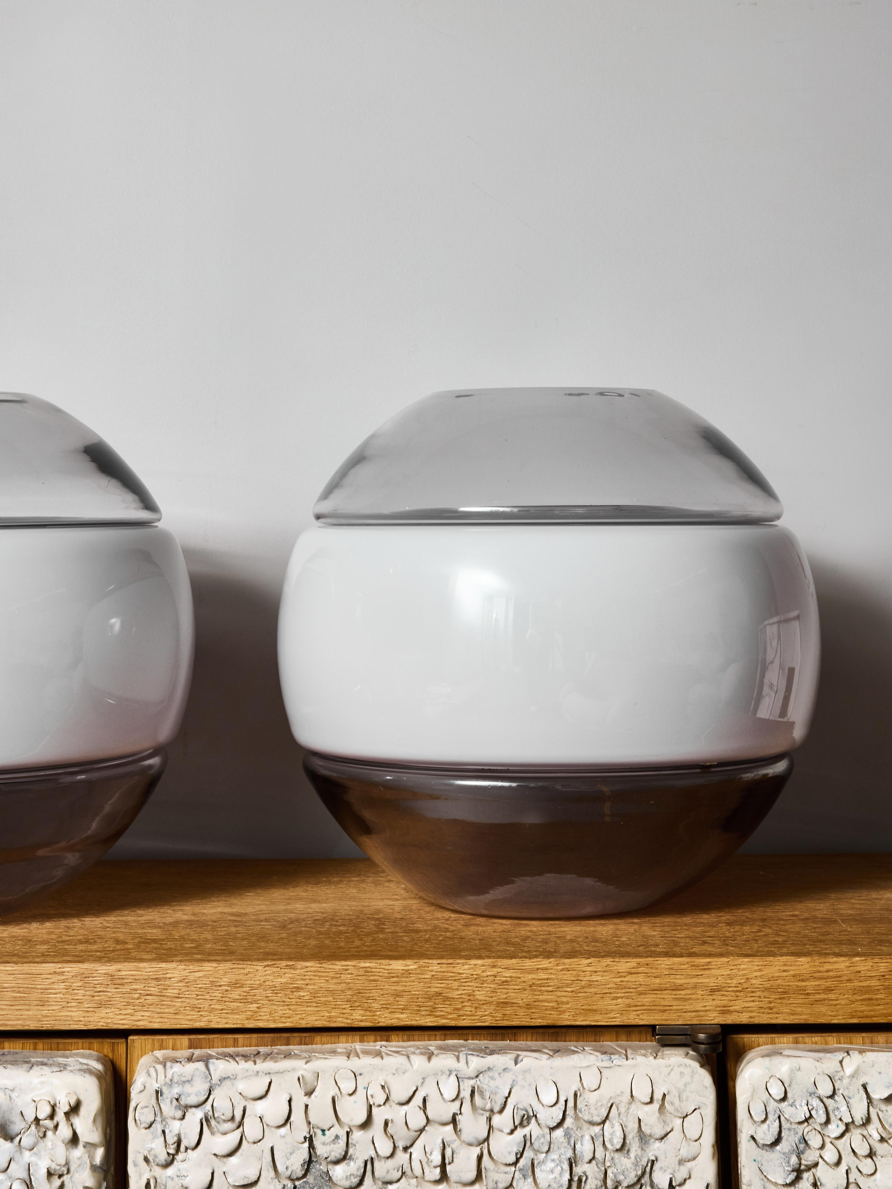 italien Paire de lampes de table Carlo Nason pour Linea GB Milano, verre fumé et opalin en vente