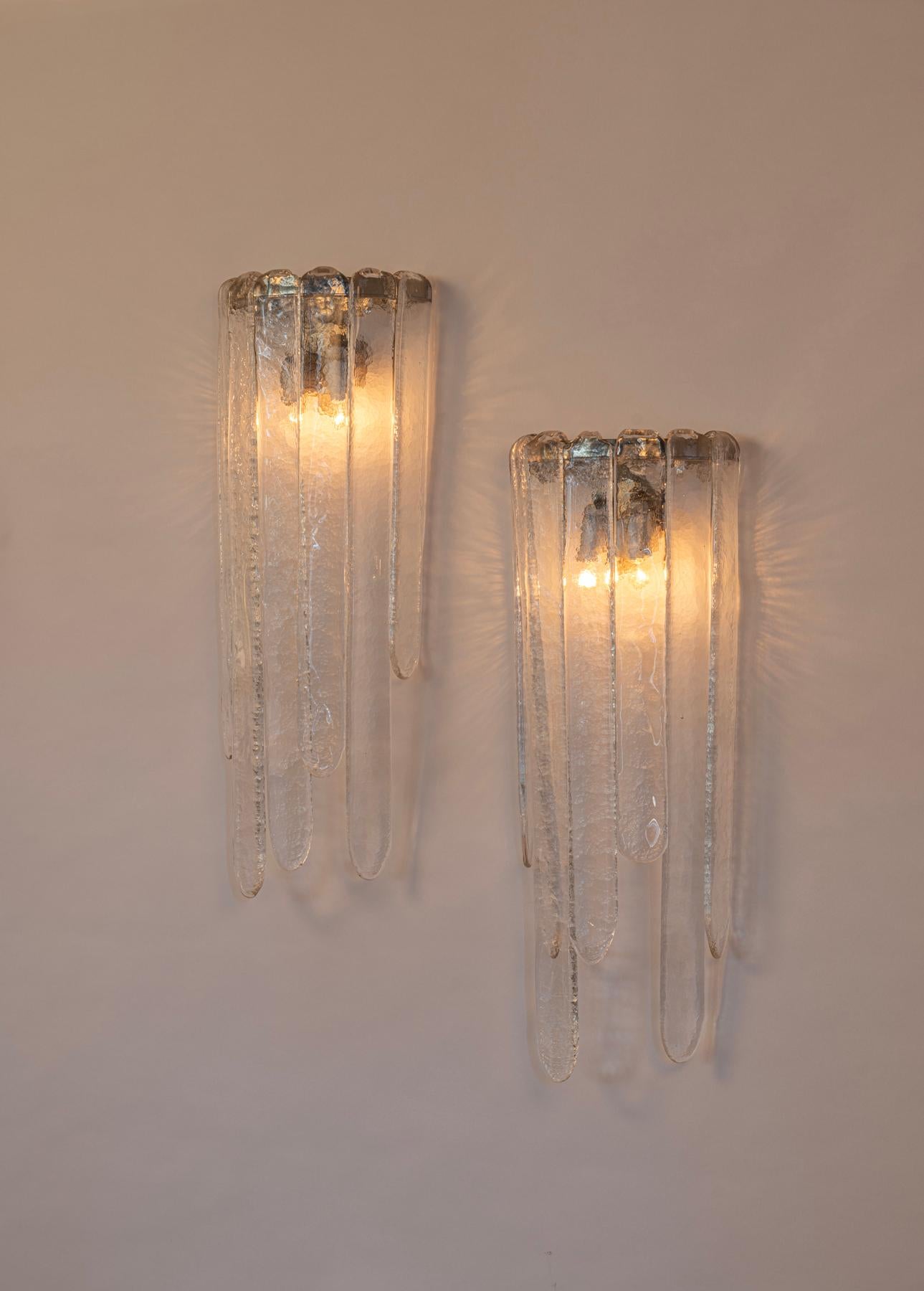 Un par de apliques de Carlo Nason para Mazzega. Italia c1960

Cristal opalescente 

Cada luz admite 2 bombillas SES E14


