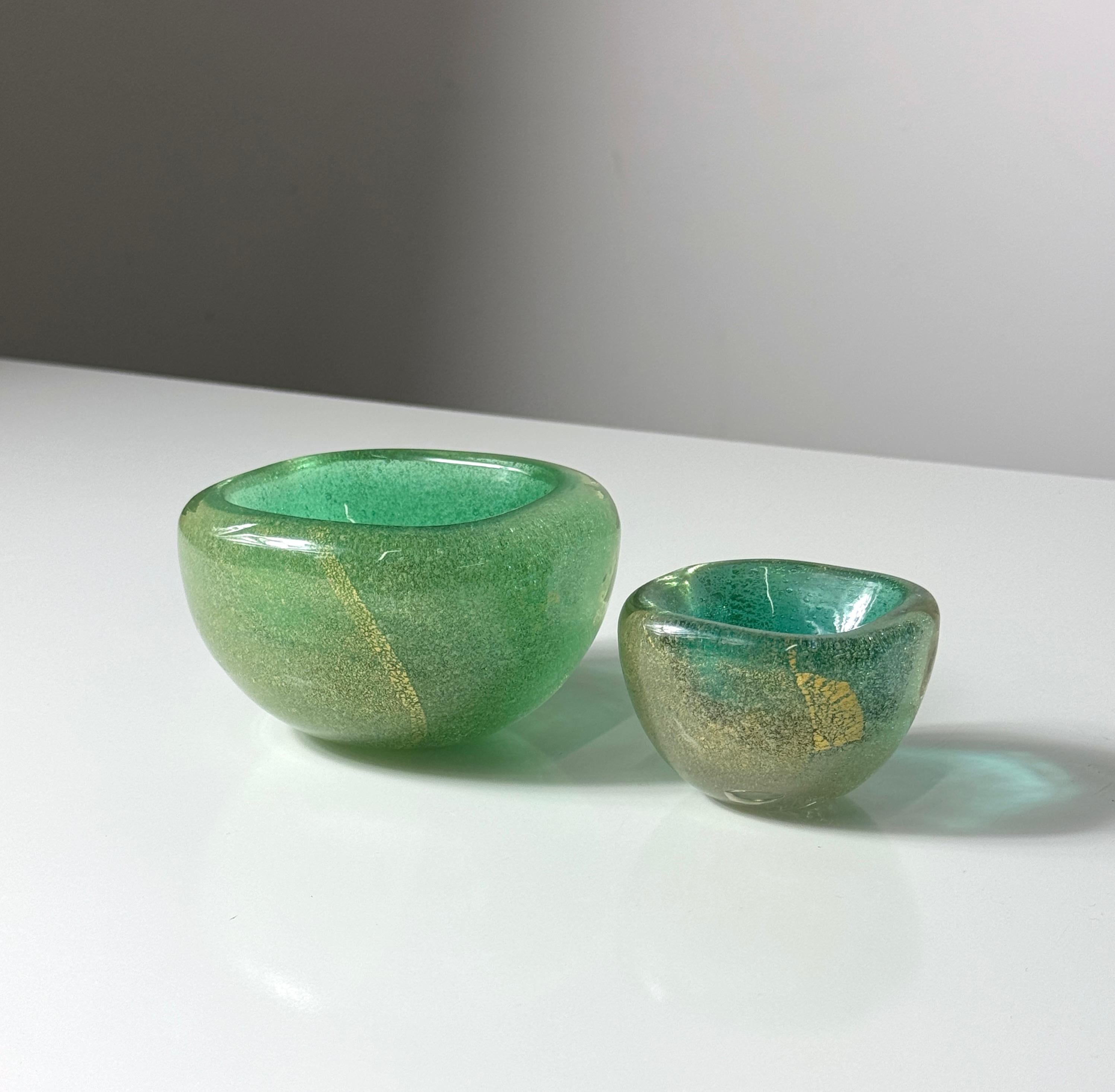 Pareja de cuencos de cristal verde Carlo Scarpa Sommerso Bollicine para Venini Italia Años 30 Moderno de mediados de siglo en venta
